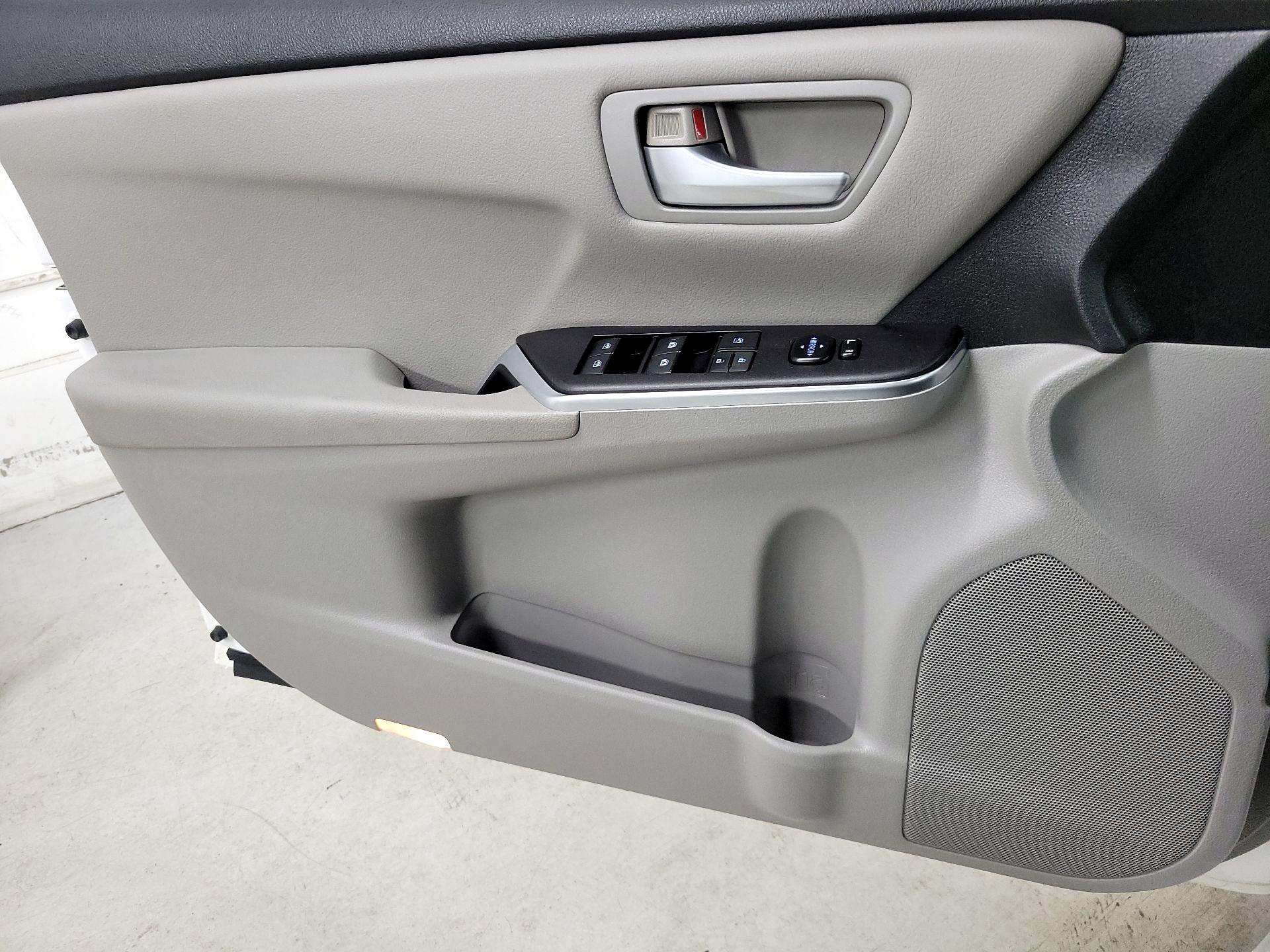 Thumbnail: 2015 Toyota Camry - 12