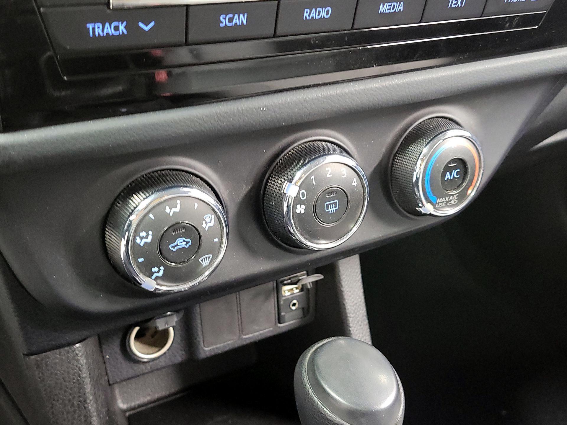 Thumbnail: 2015 Toyota Corolla - 15