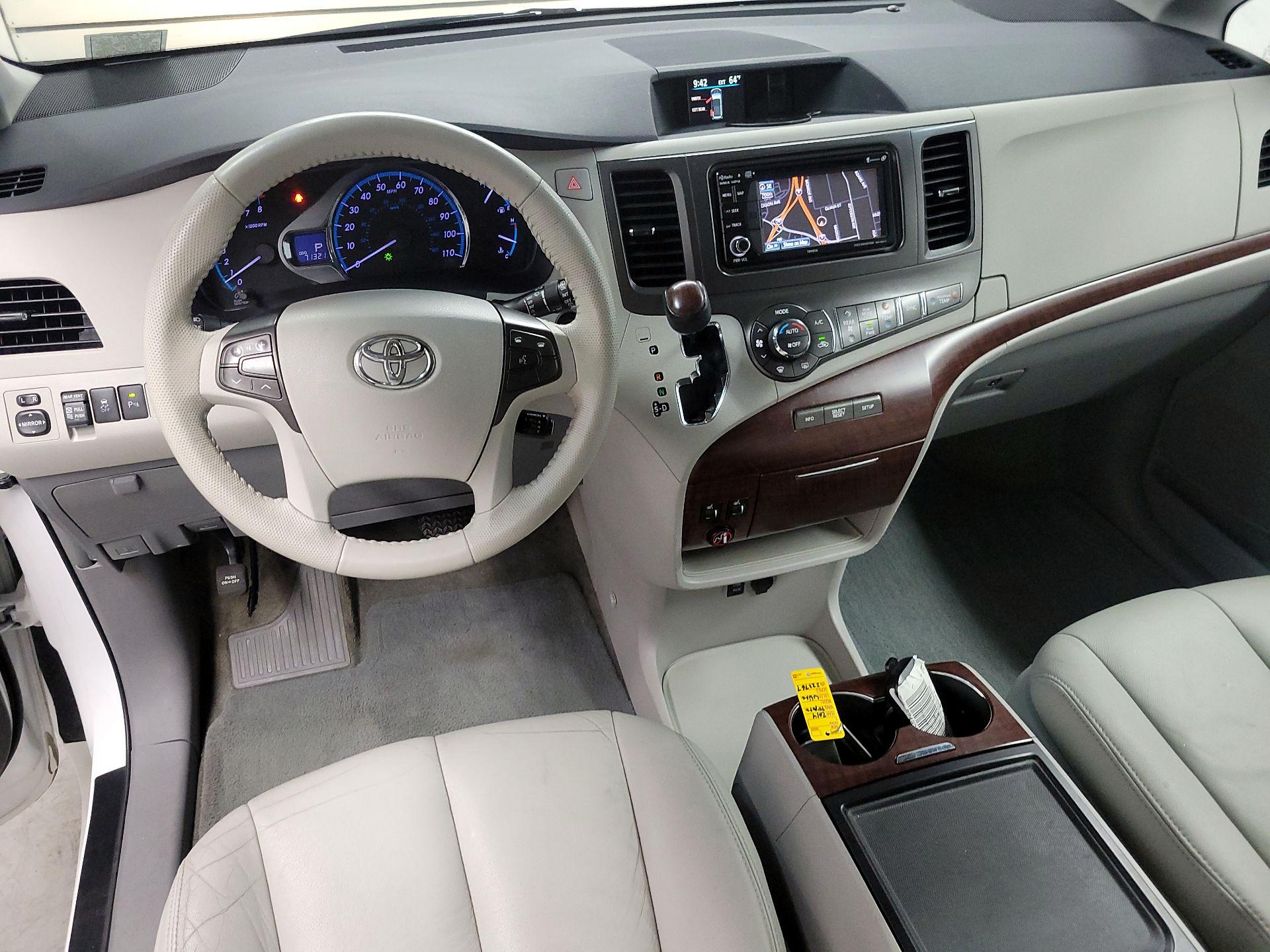 Thumbnail: 2014 Toyota Sienna - 9