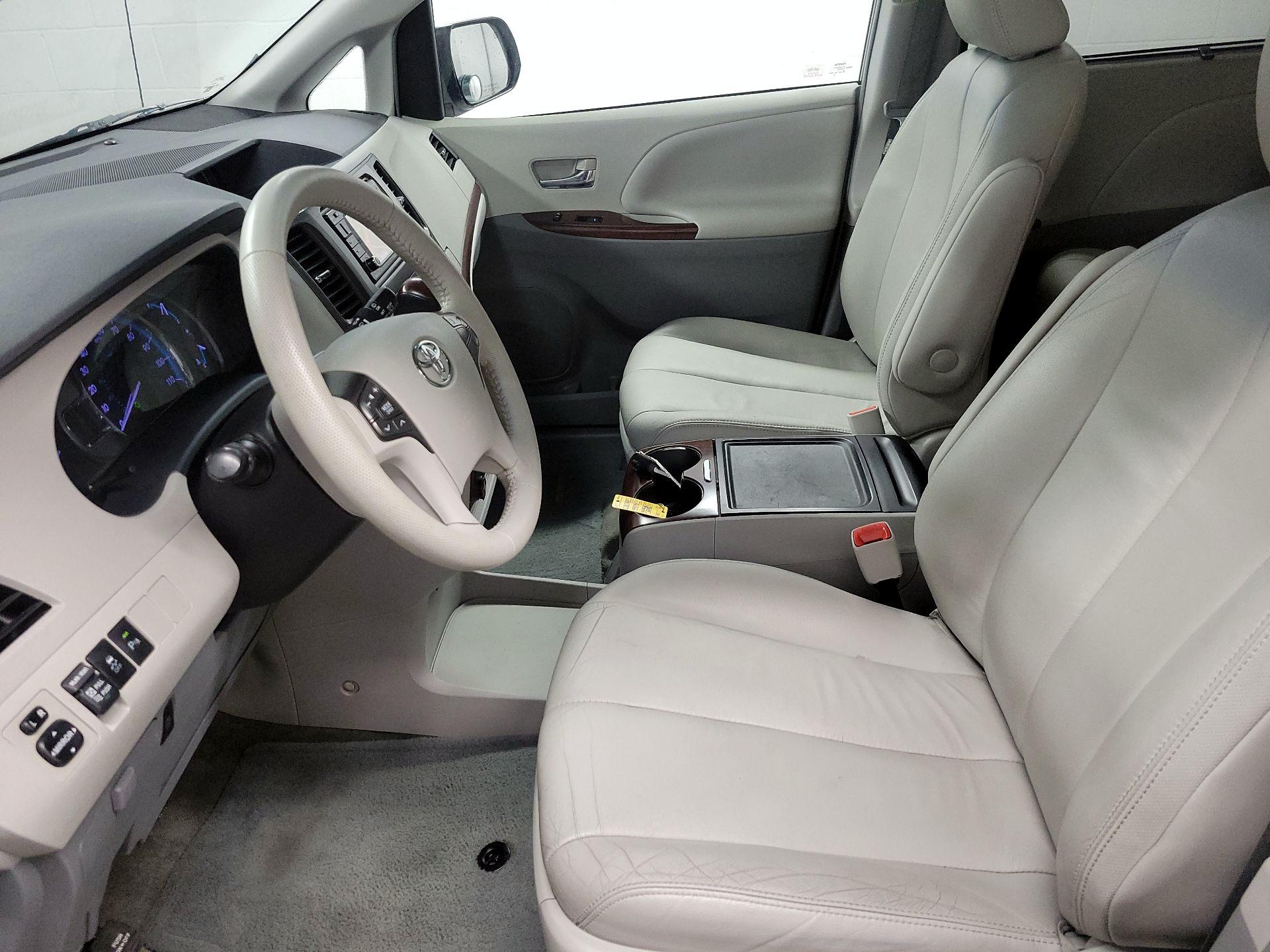 Thumbnail: 2014 Toyota Sienna - 11