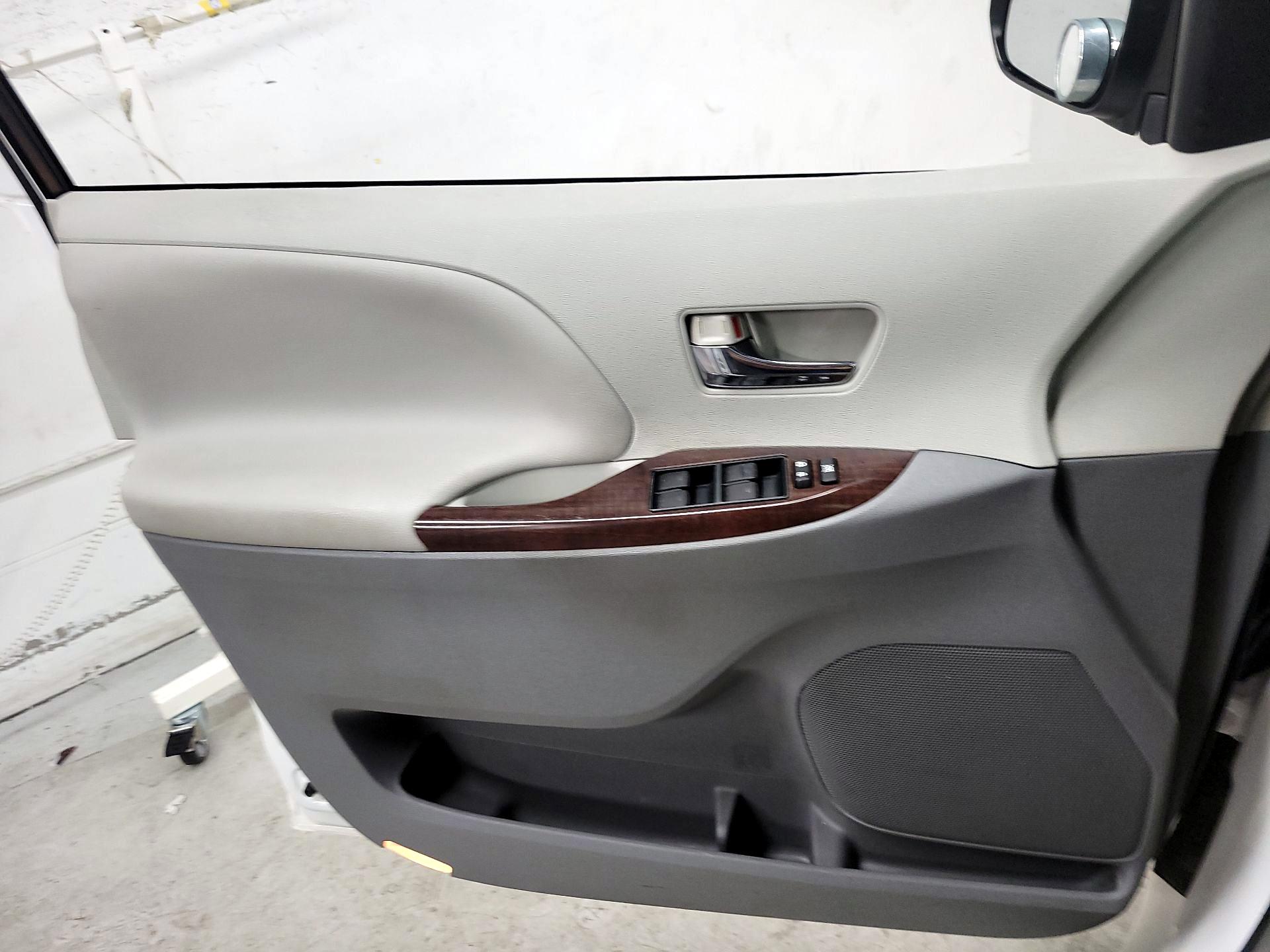 Thumbnail: 2014 Toyota Sienna - 12