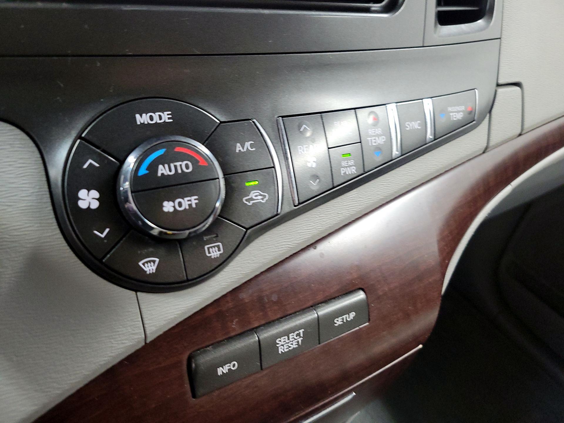Thumbnail: 2014 Toyota Sienna - 15