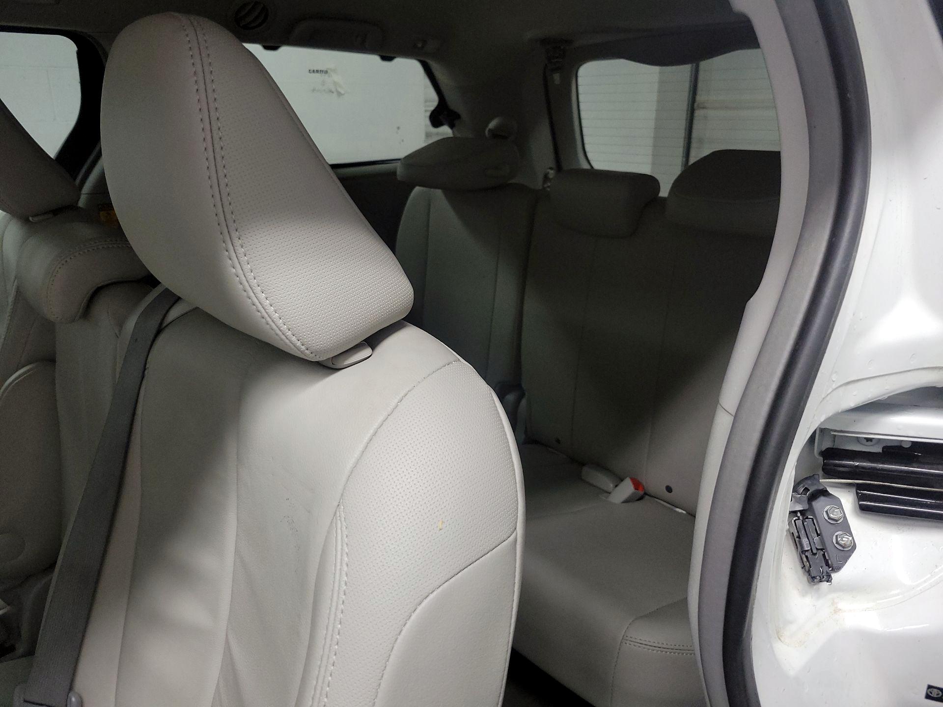 Thumbnail: 2014 Toyota Sienna - 18