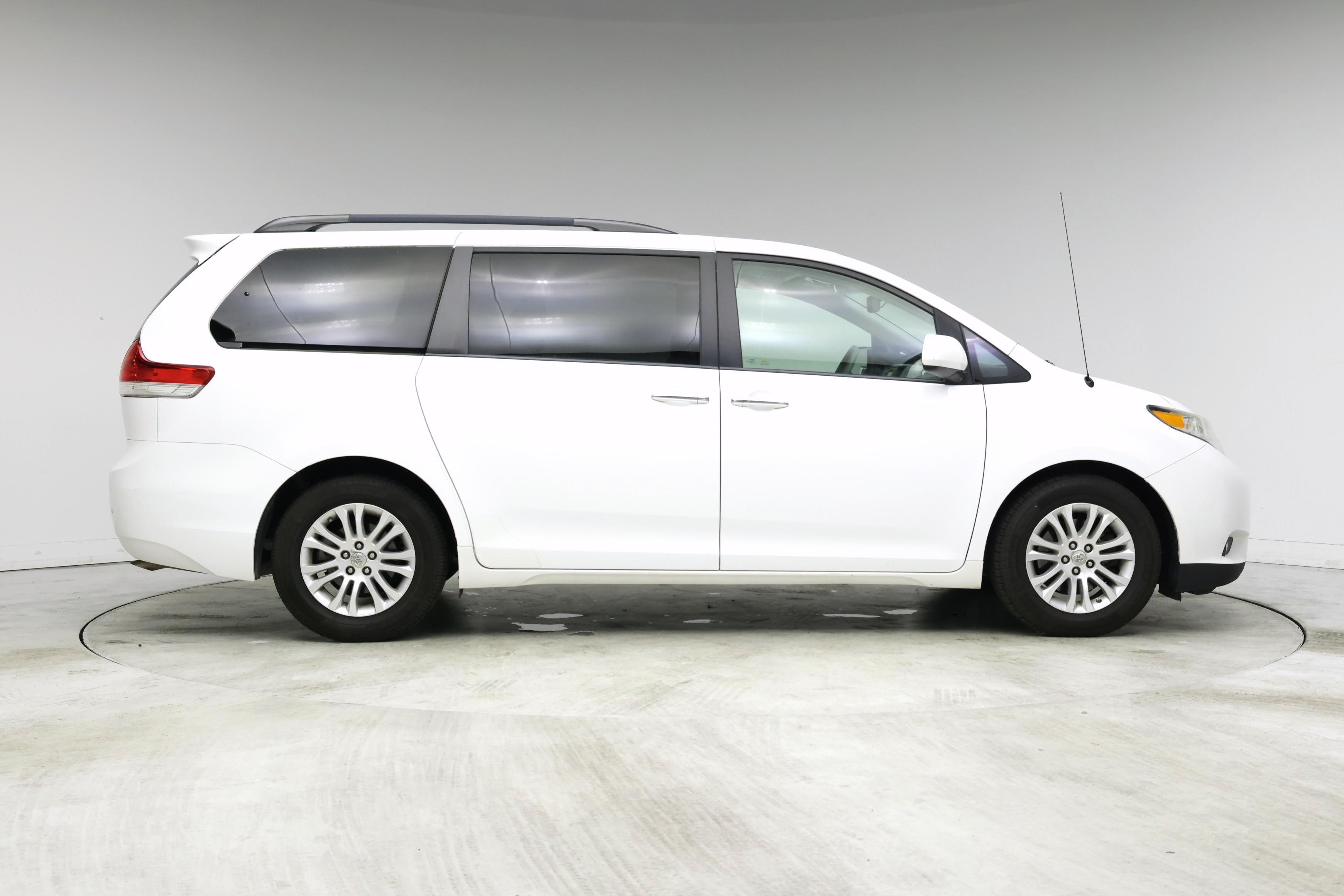 Thumbnail: 2014 Toyota Sienna - 7