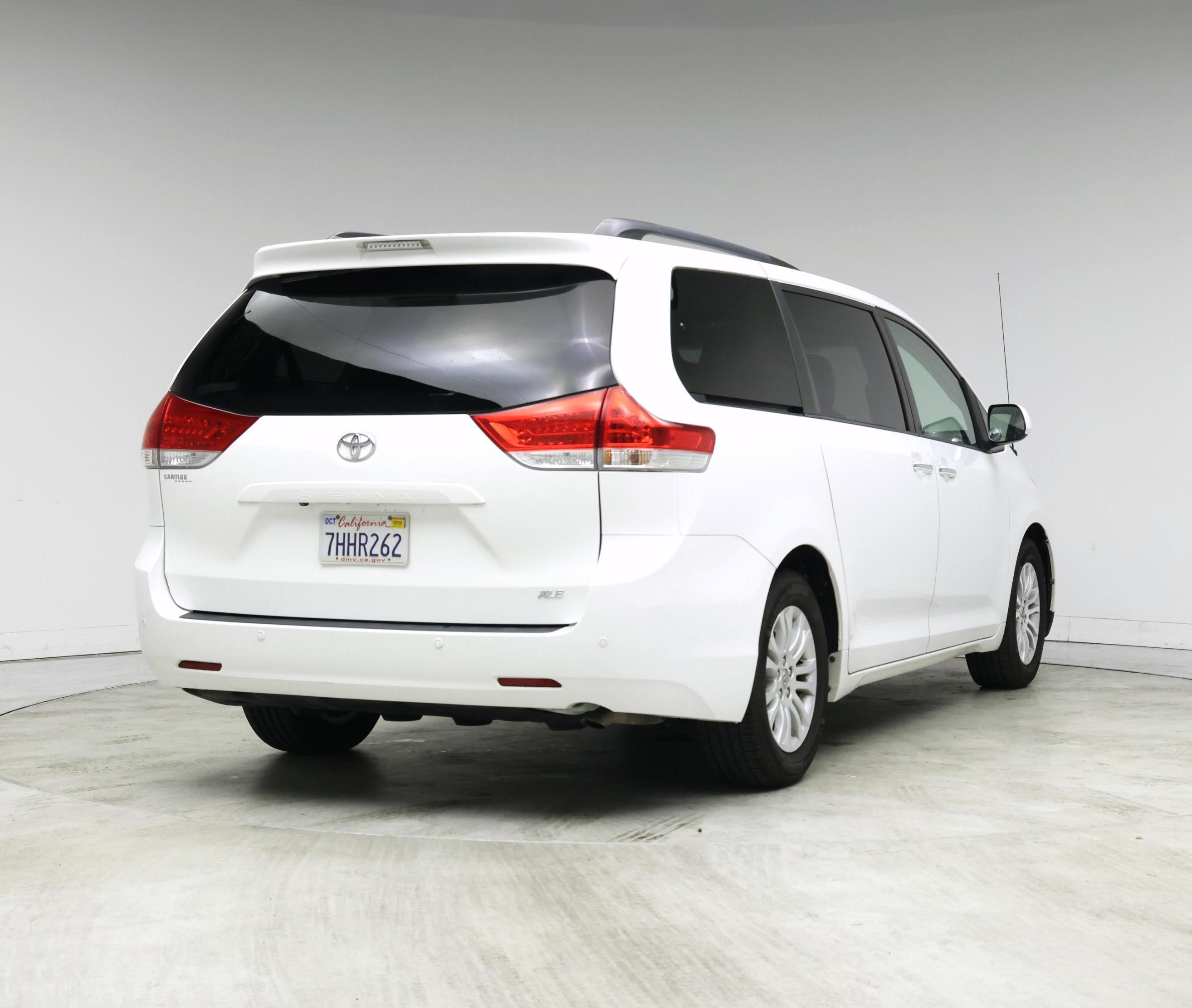 Thumbnail: 2014 Toyota Sienna - 8