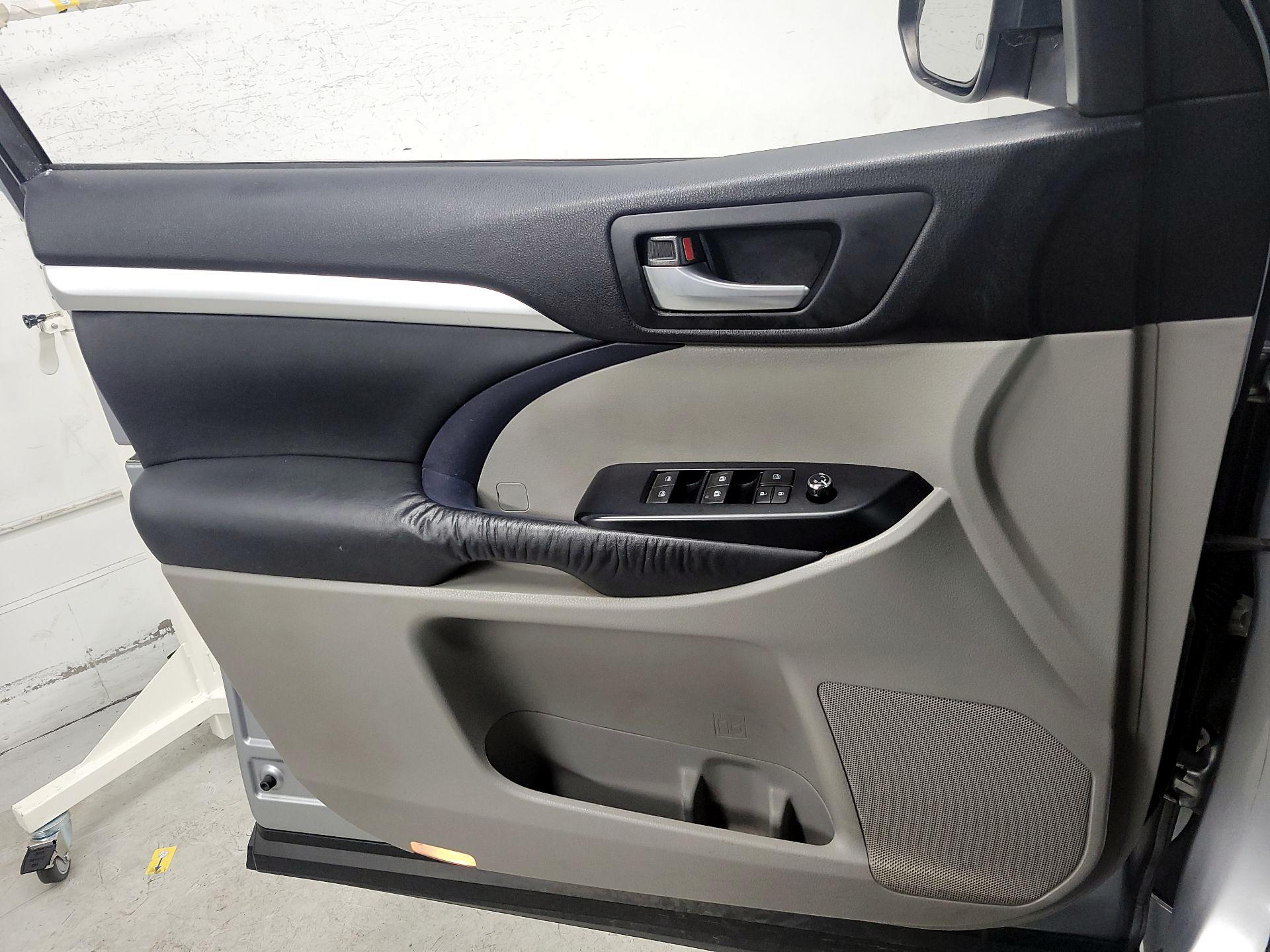 Thumbnail: 2014 Toyota Highlander - 12