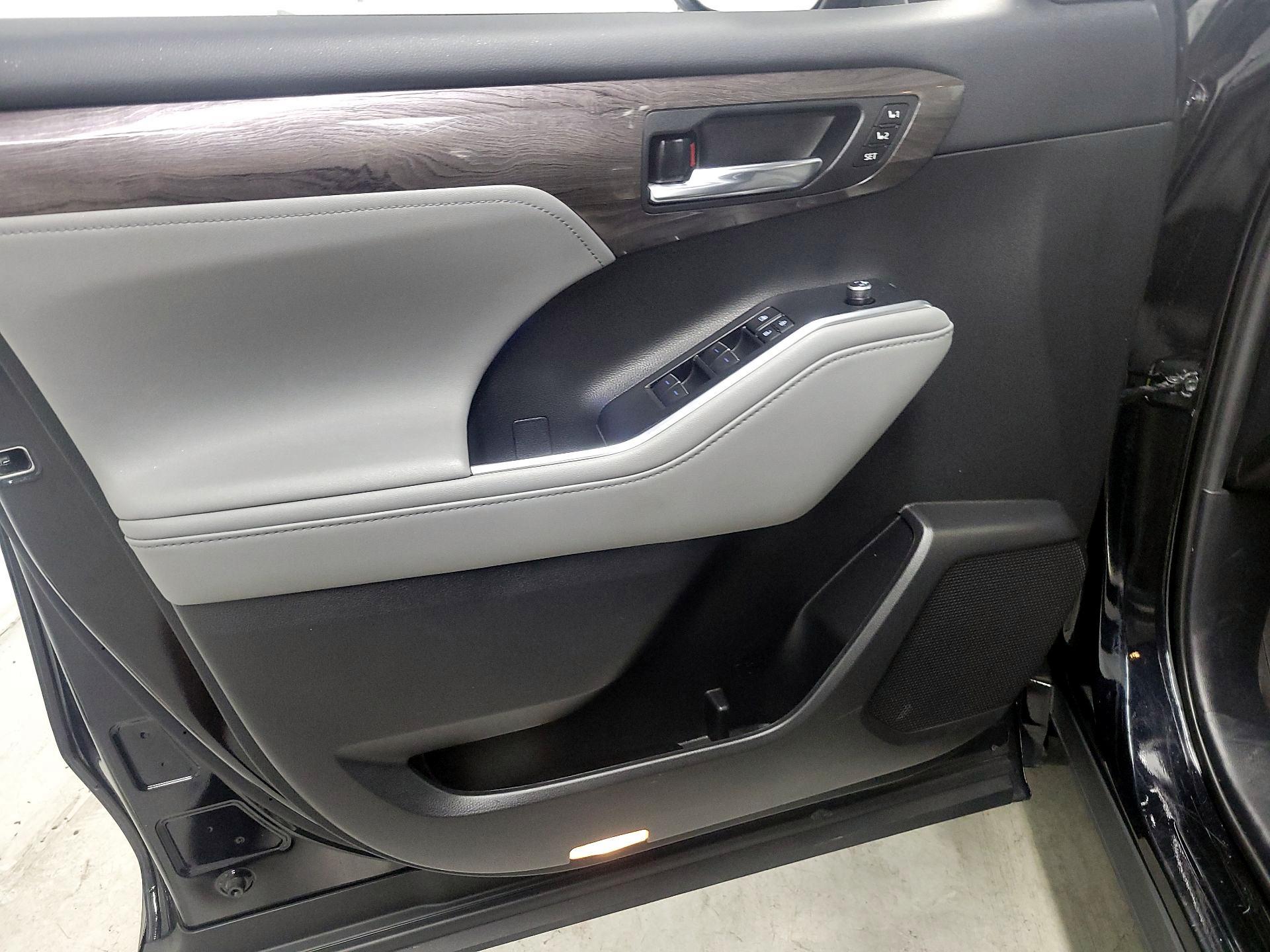 Thumbnail: 2021 Toyota Highlander - 12