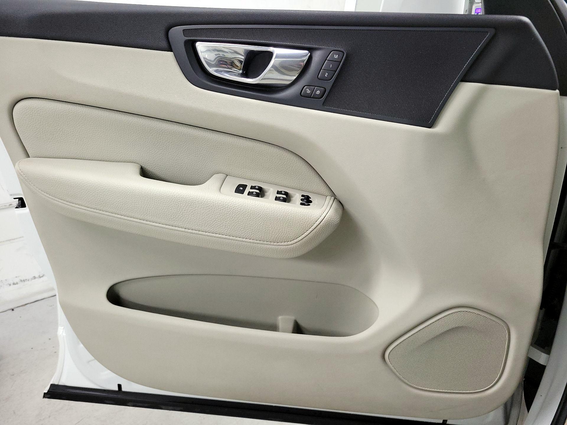 Thumbnail: 2018 Volvo XC60 - 12