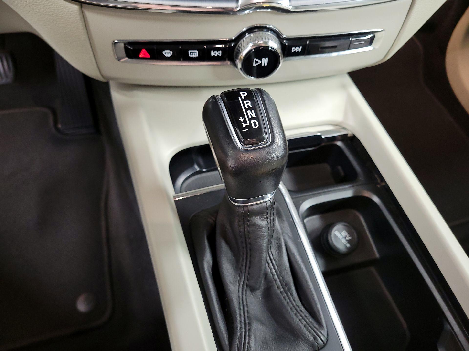 Thumbnail: 2018 Volvo XC60 - 15