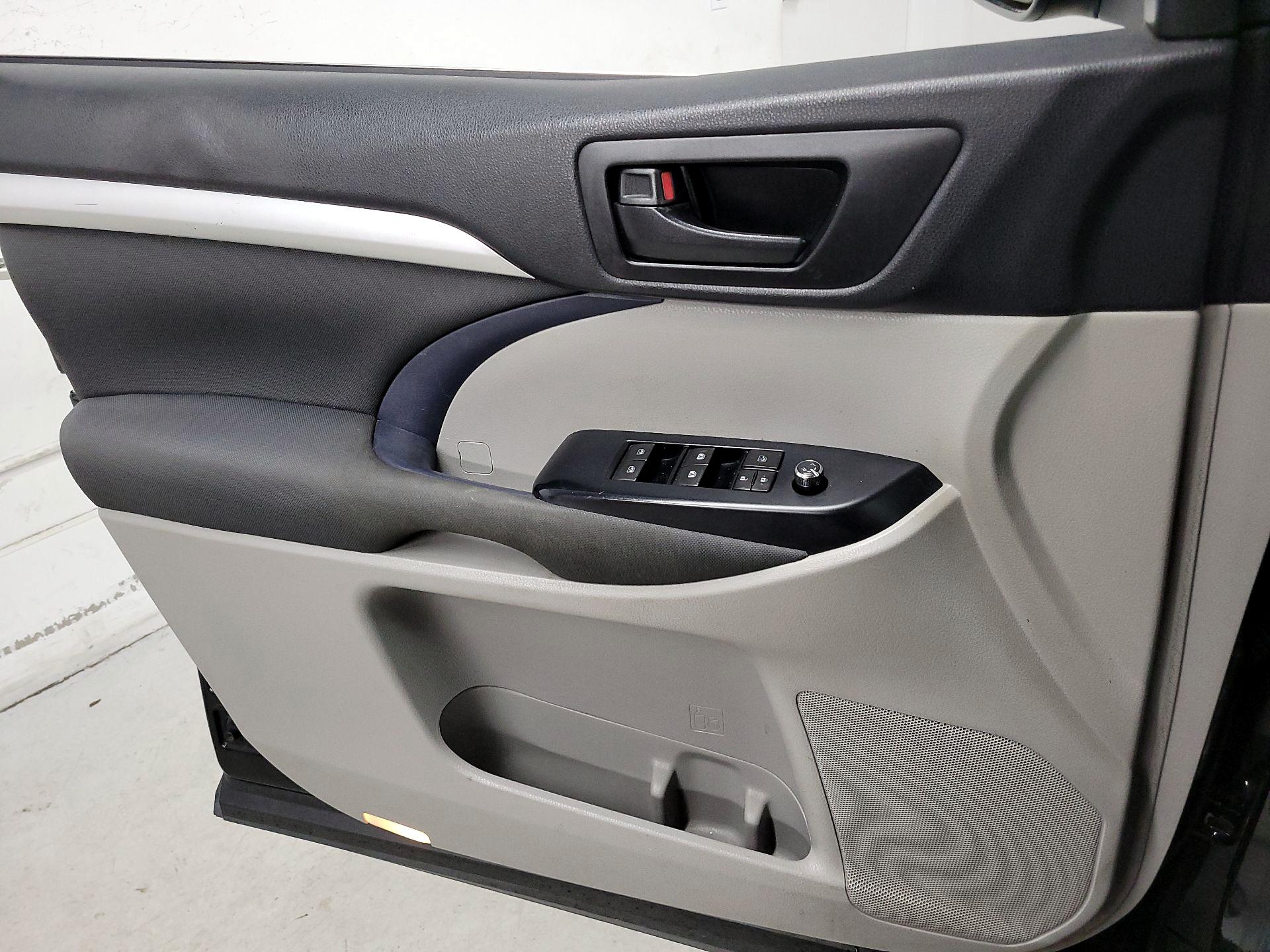 Thumbnail: 2016 Toyota Highlander - 12