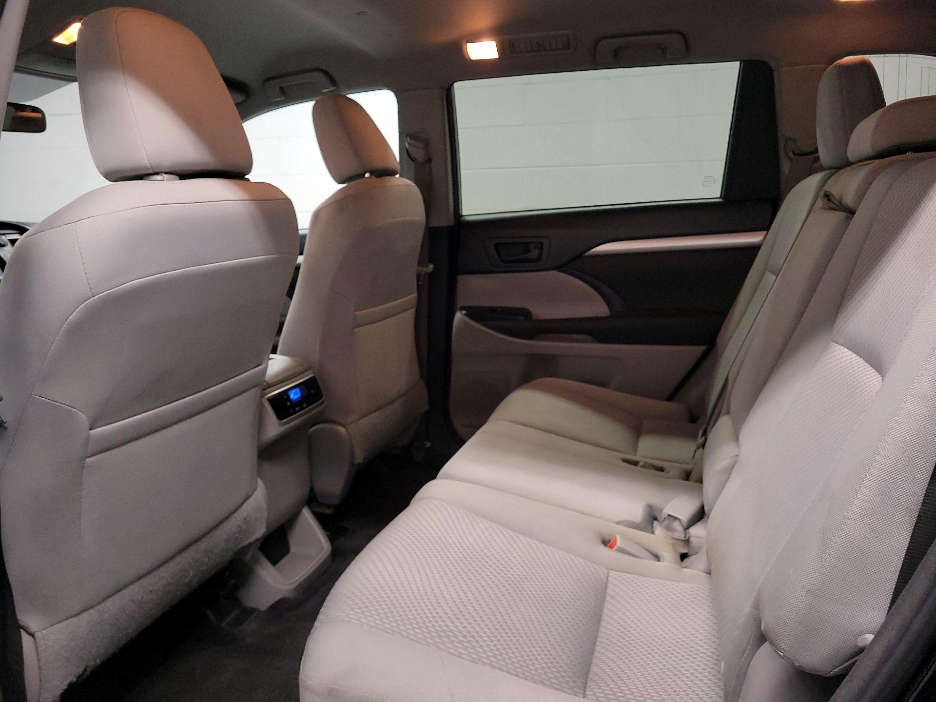 Thumbnail: 2016 Toyota Highlander - 17