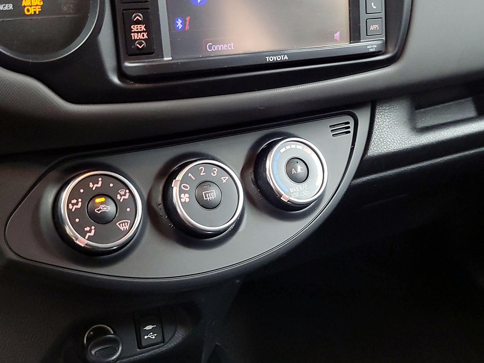 Thumbnail: 2015 Toyota Yaris - 15