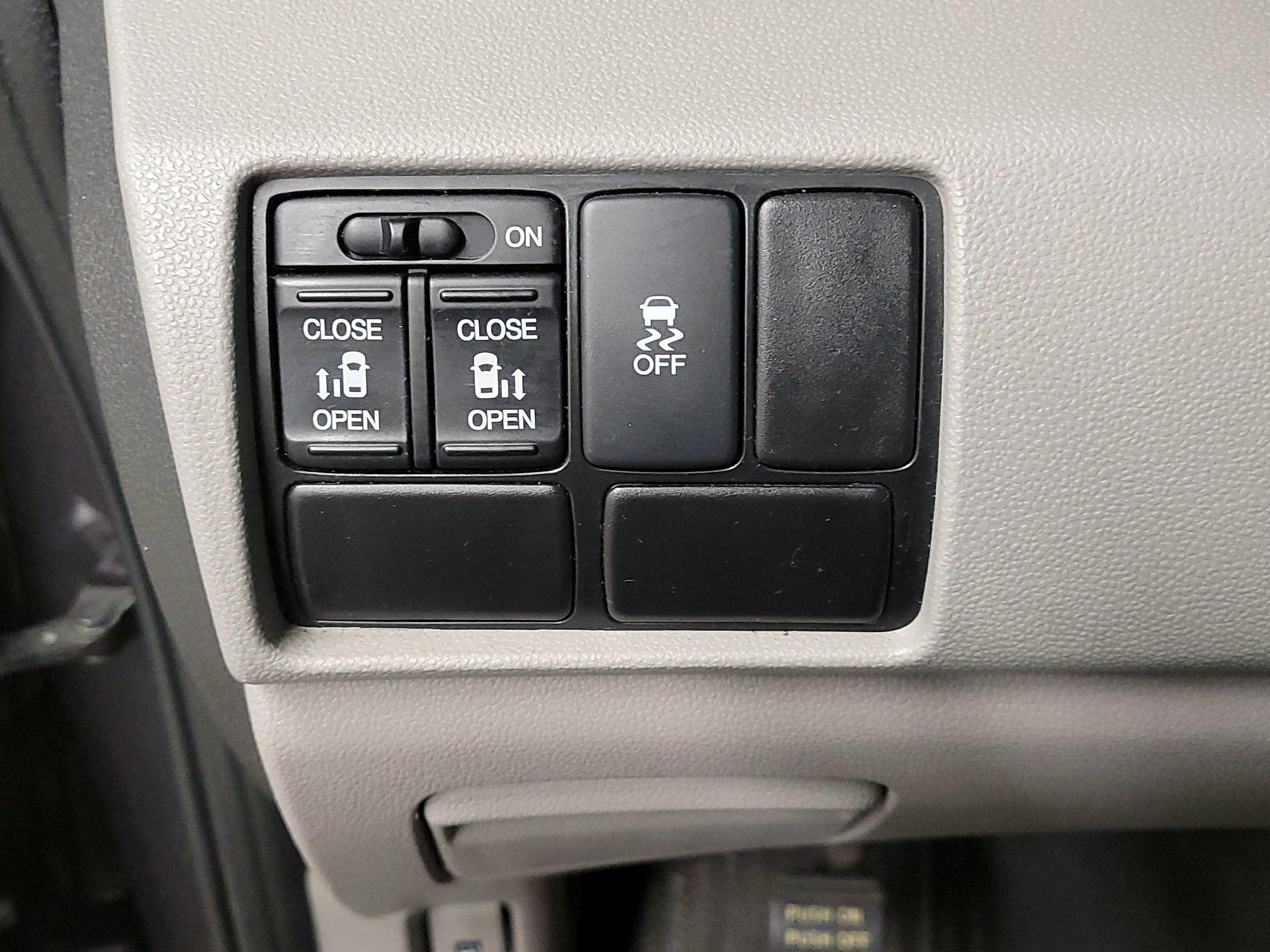 Thumbnail: 2015 Honda Odyssey - 13