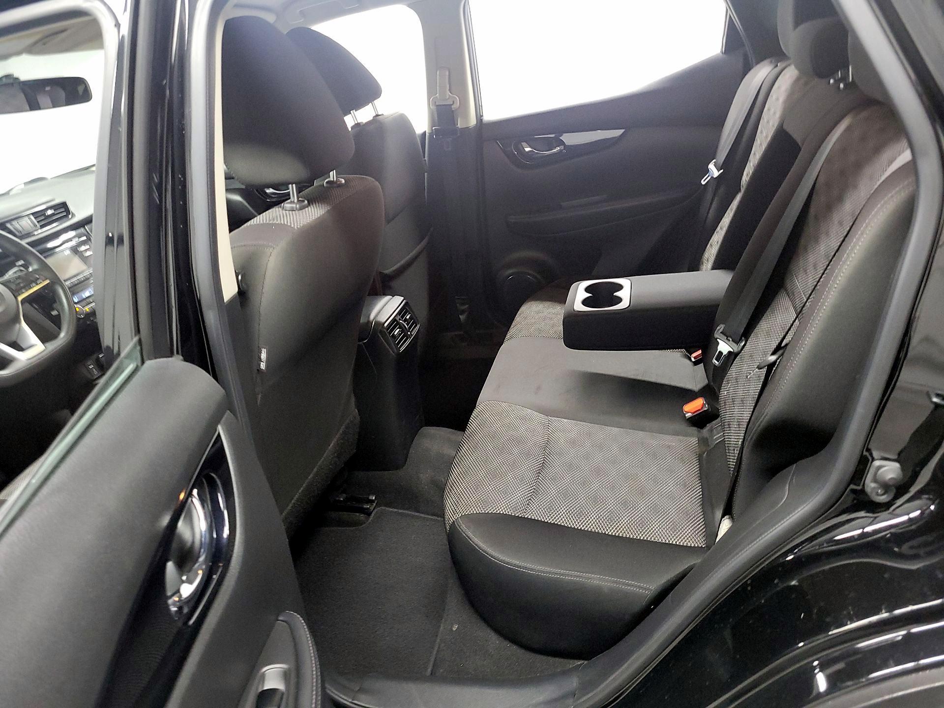 Thumbnail: 2017 Nissan Rogue Sport - 18