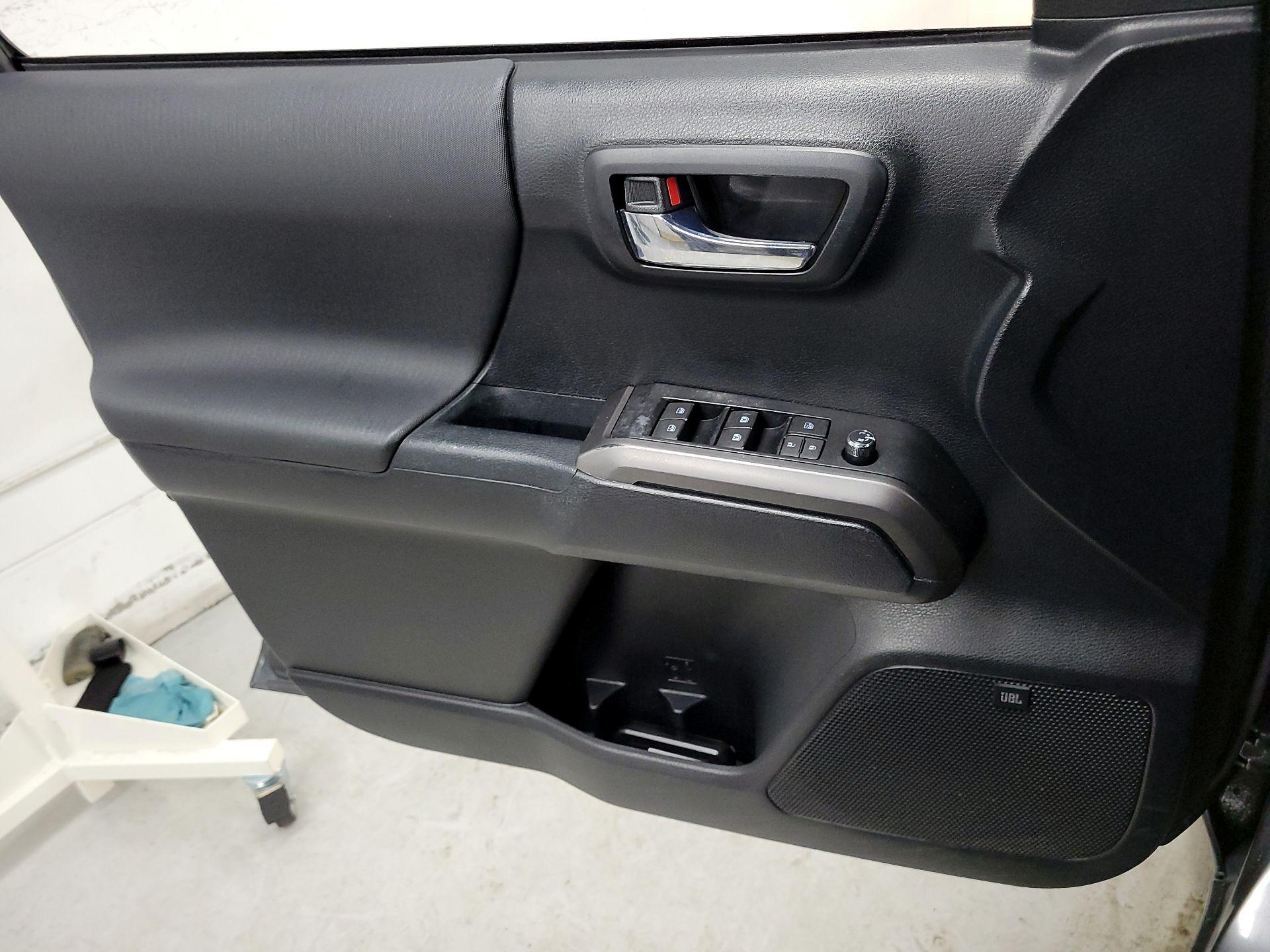 Thumbnail: 2016 Toyota Tacoma - 12