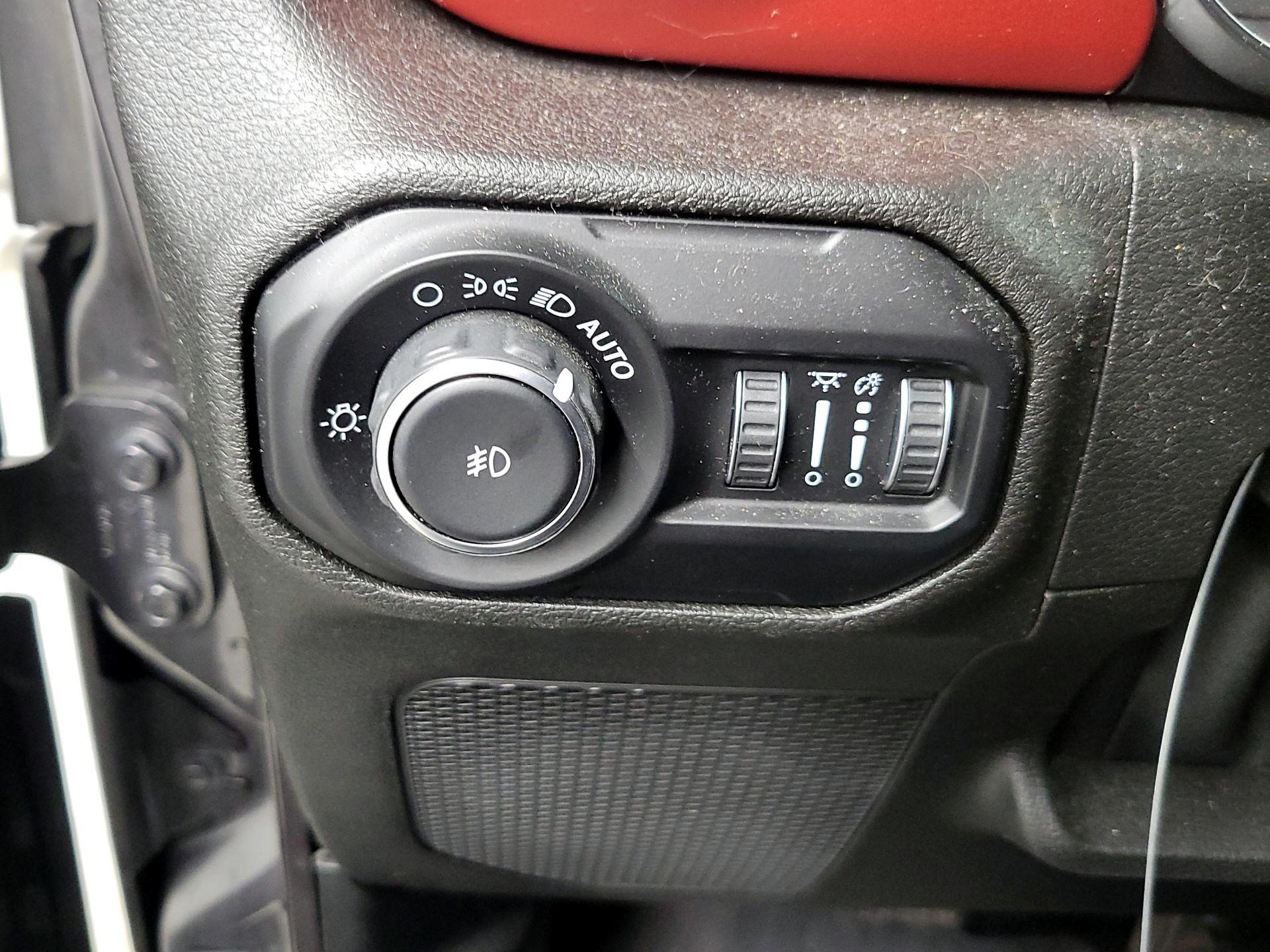 Thumbnail: 2018 Jeep Wrangler - 13