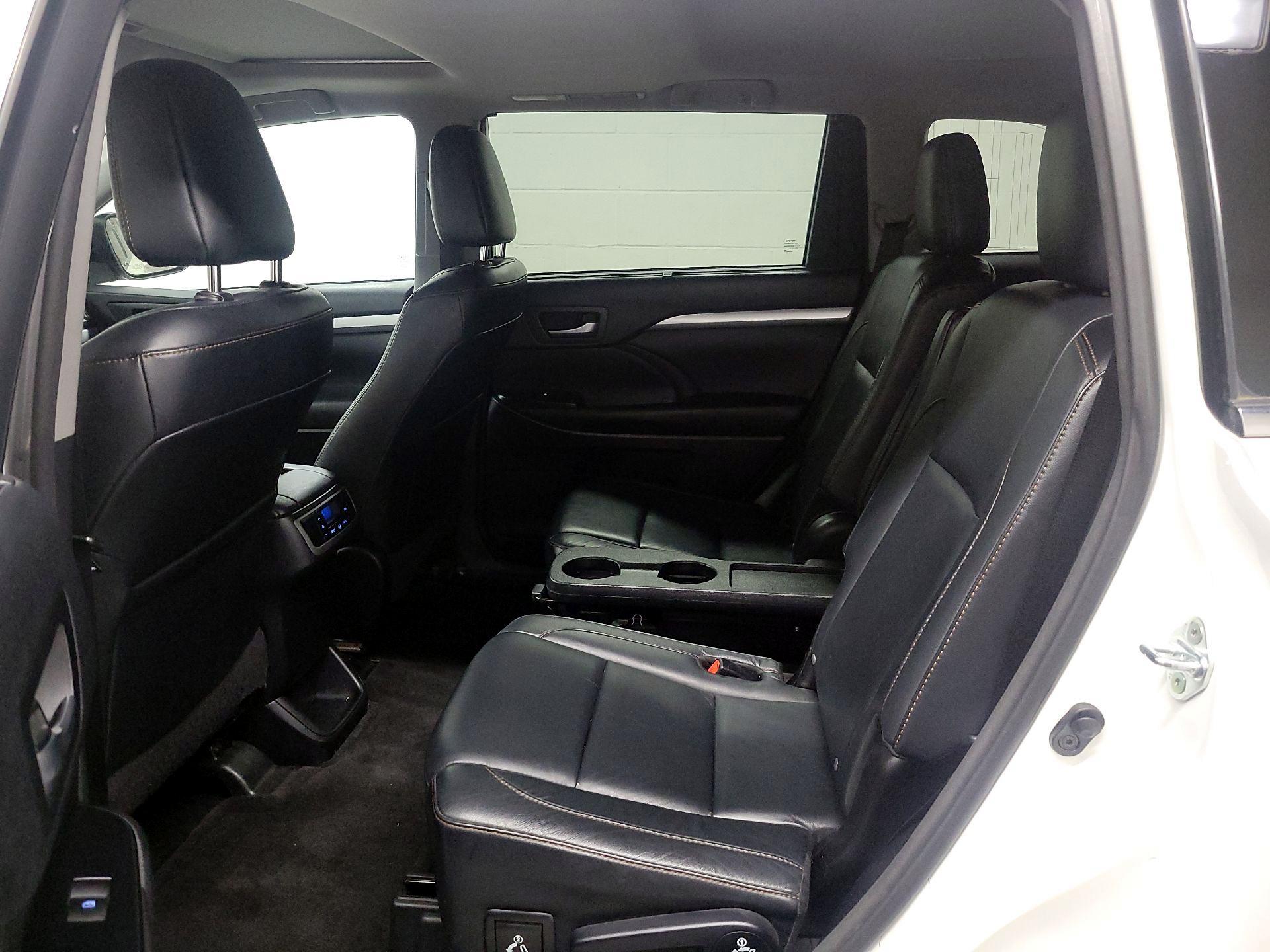 Thumbnail: 2016 Toyota Highlander - 18