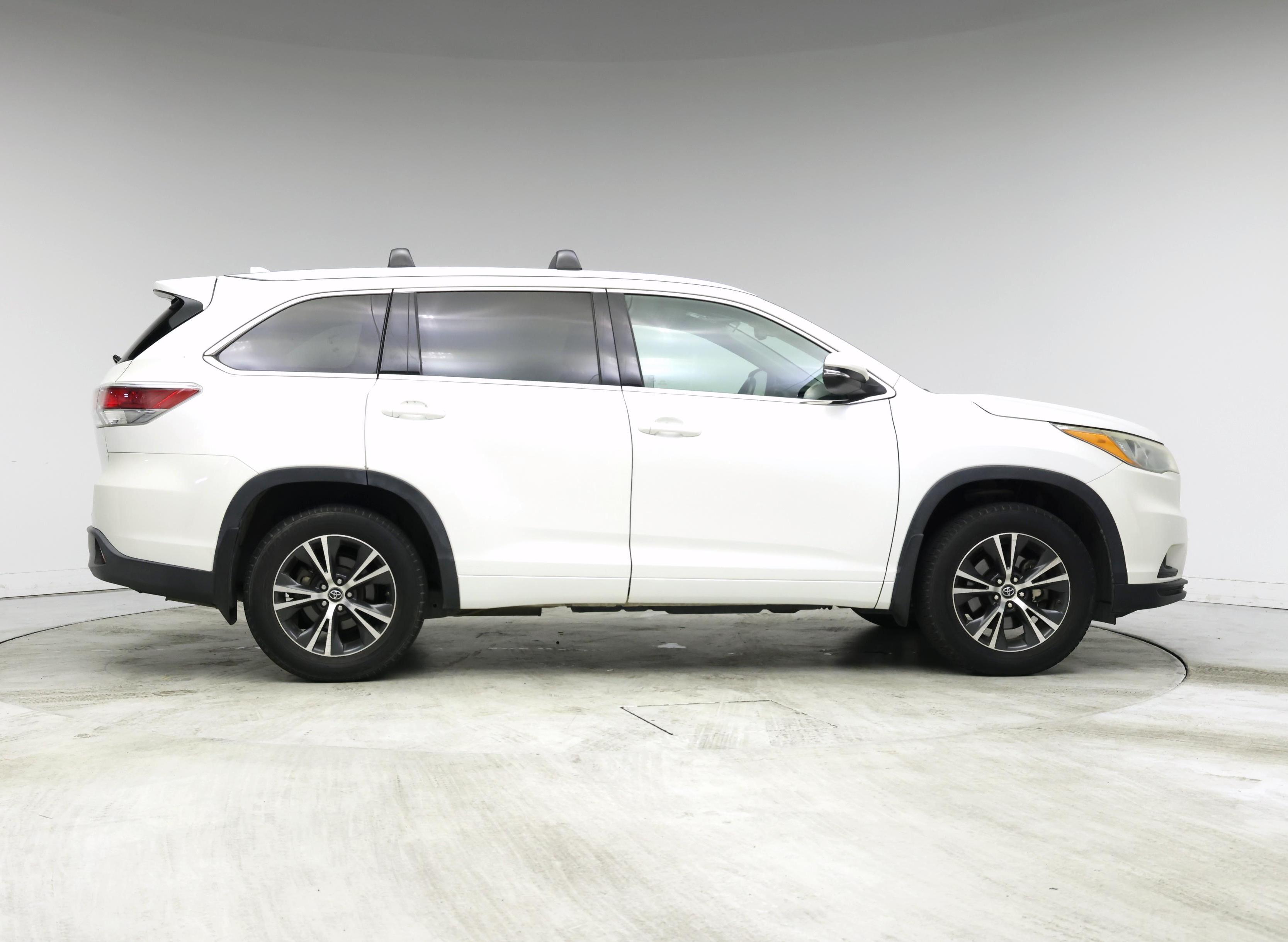 Thumbnail: 2016 Toyota Highlander - 7