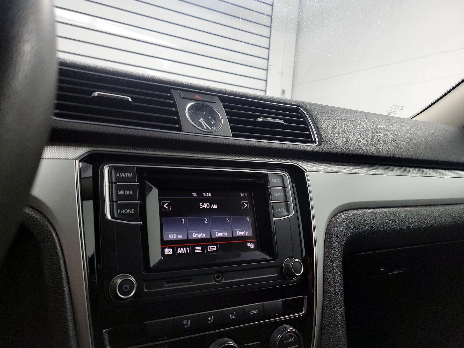 Thumbnail: 2016 Volkswagen Passat - 14