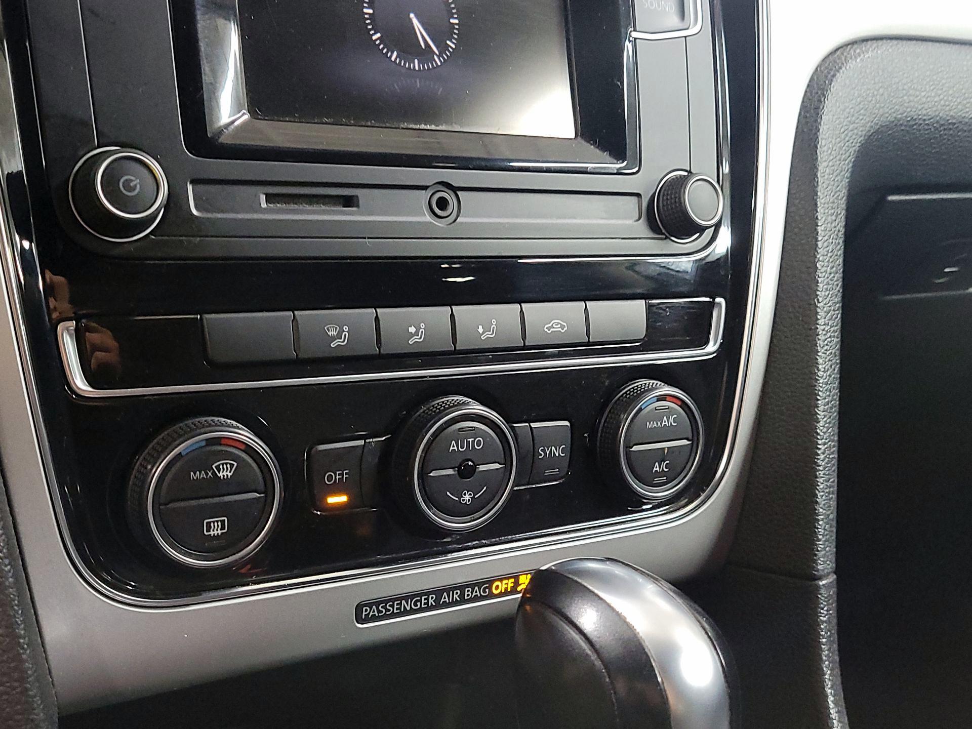 Thumbnail: 2016 Volkswagen Passat - 15