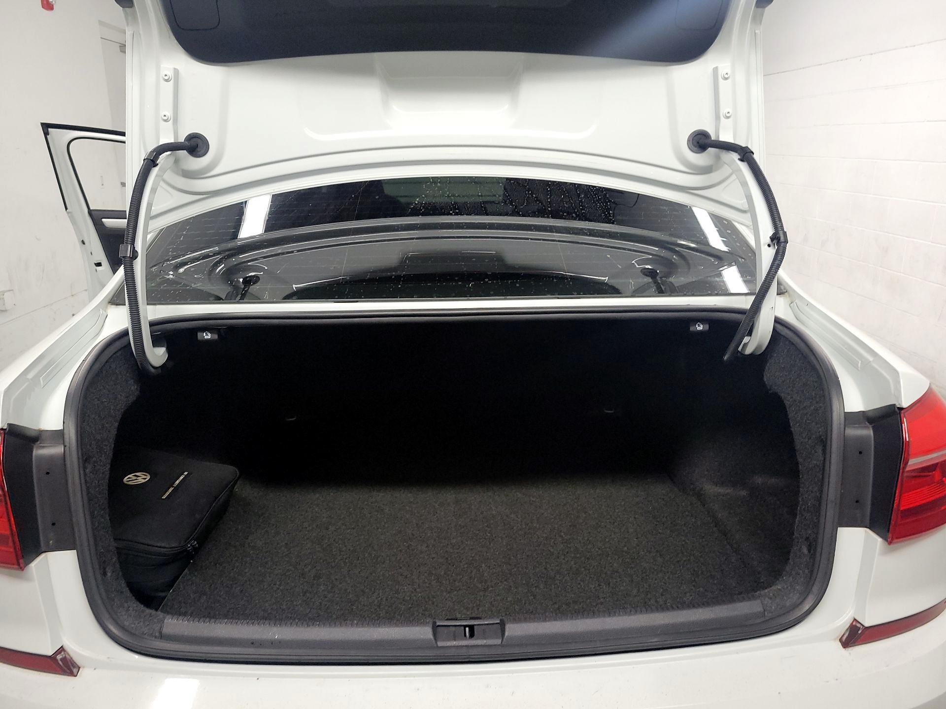 Thumbnail: 2016 Volkswagen Passat - 18