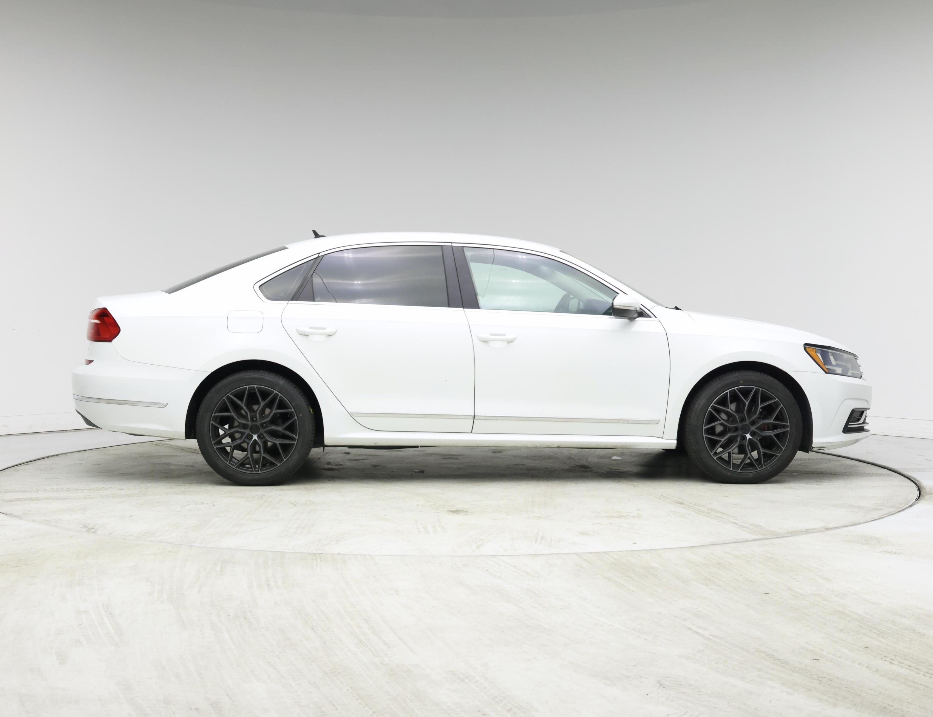 Thumbnail: 2016 Volkswagen Passat - 7