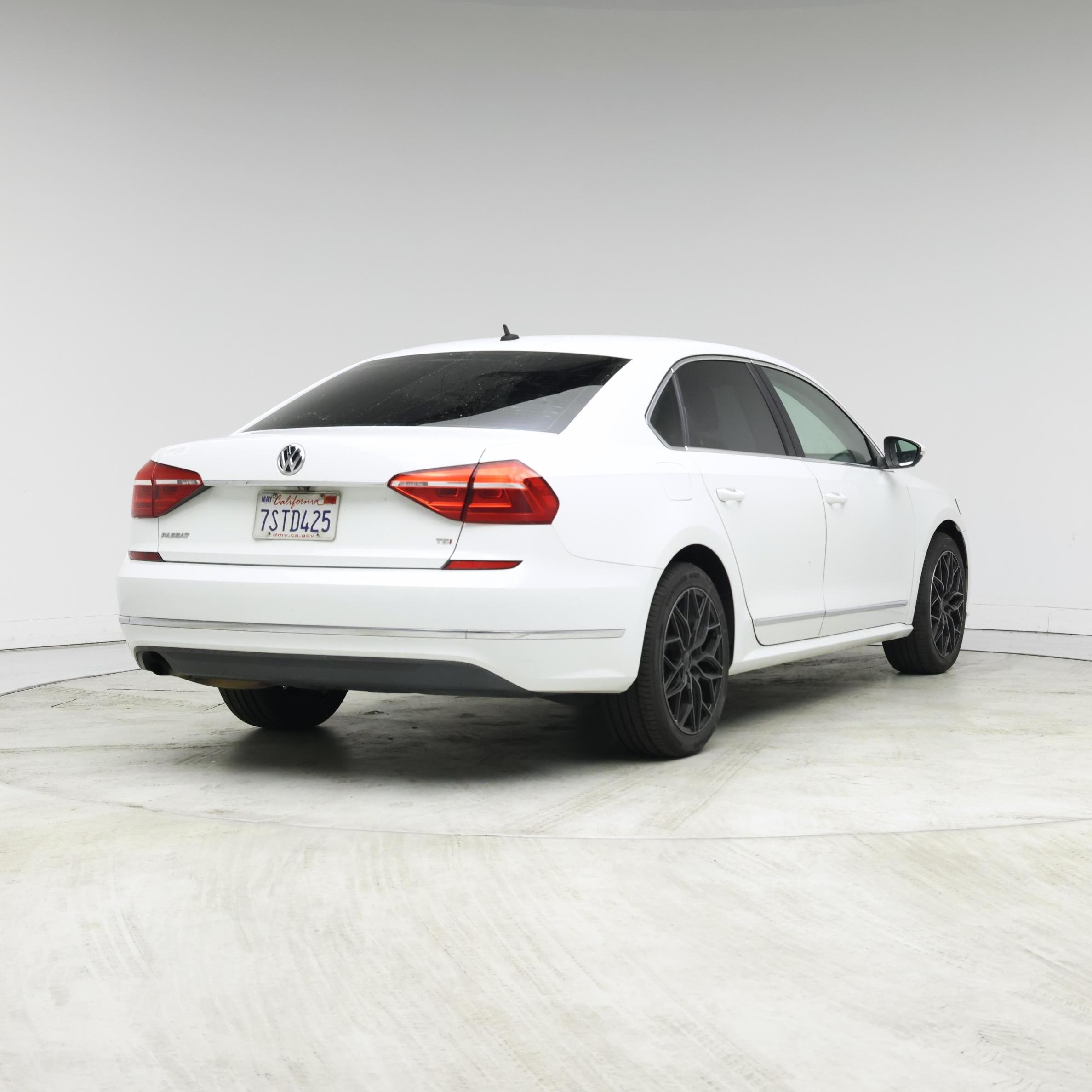 Thumbnail: 2016 Volkswagen Passat - 8