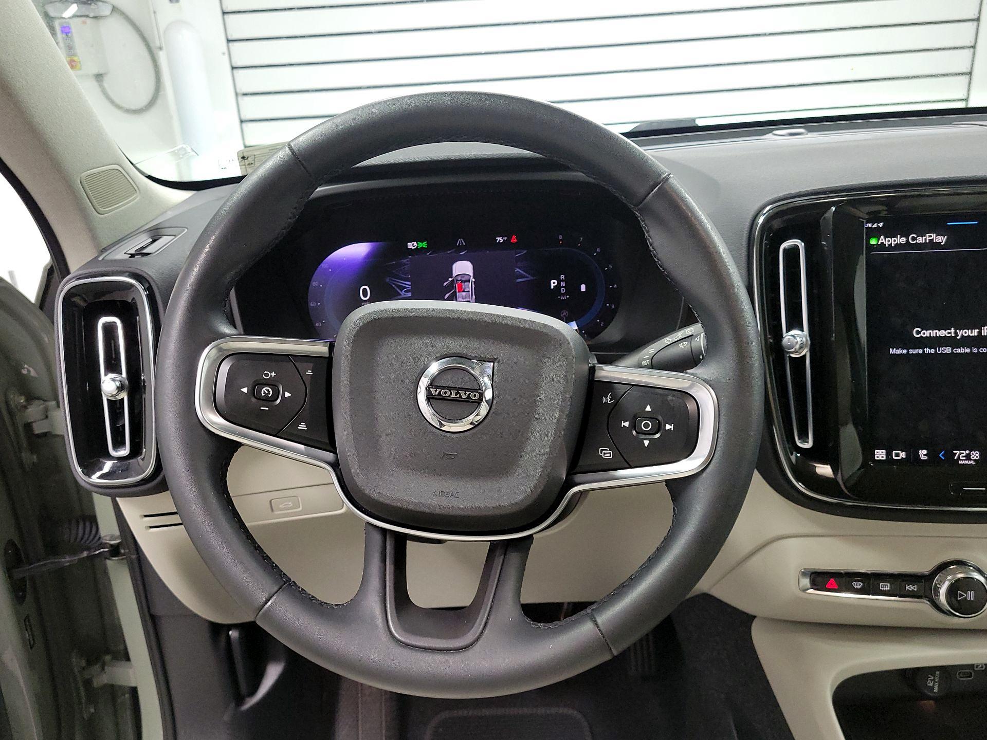 Thumbnail: 2023 Volvo XC40 - 10