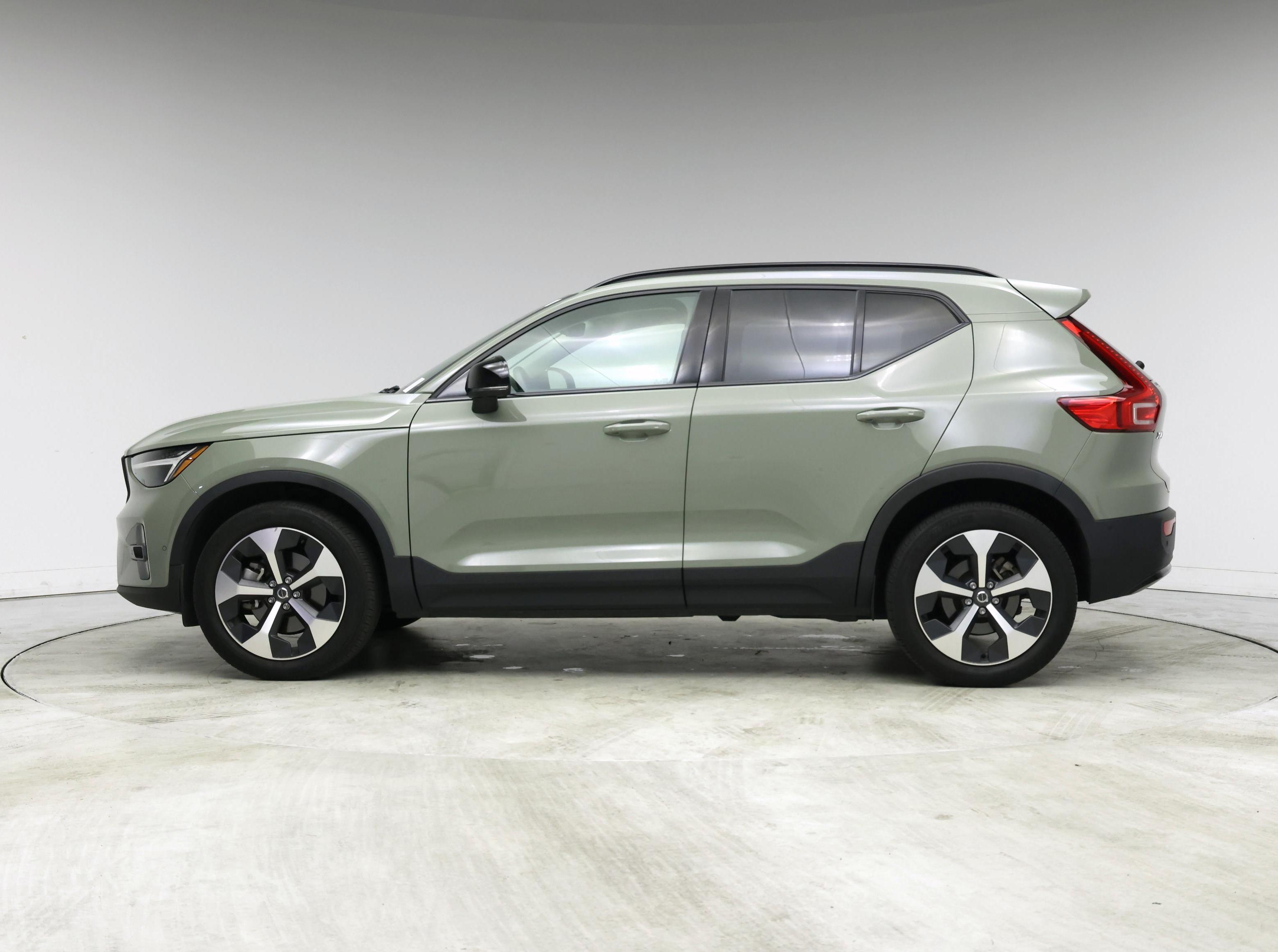 Thumbnail: 2023 Volvo XC40 - 3
