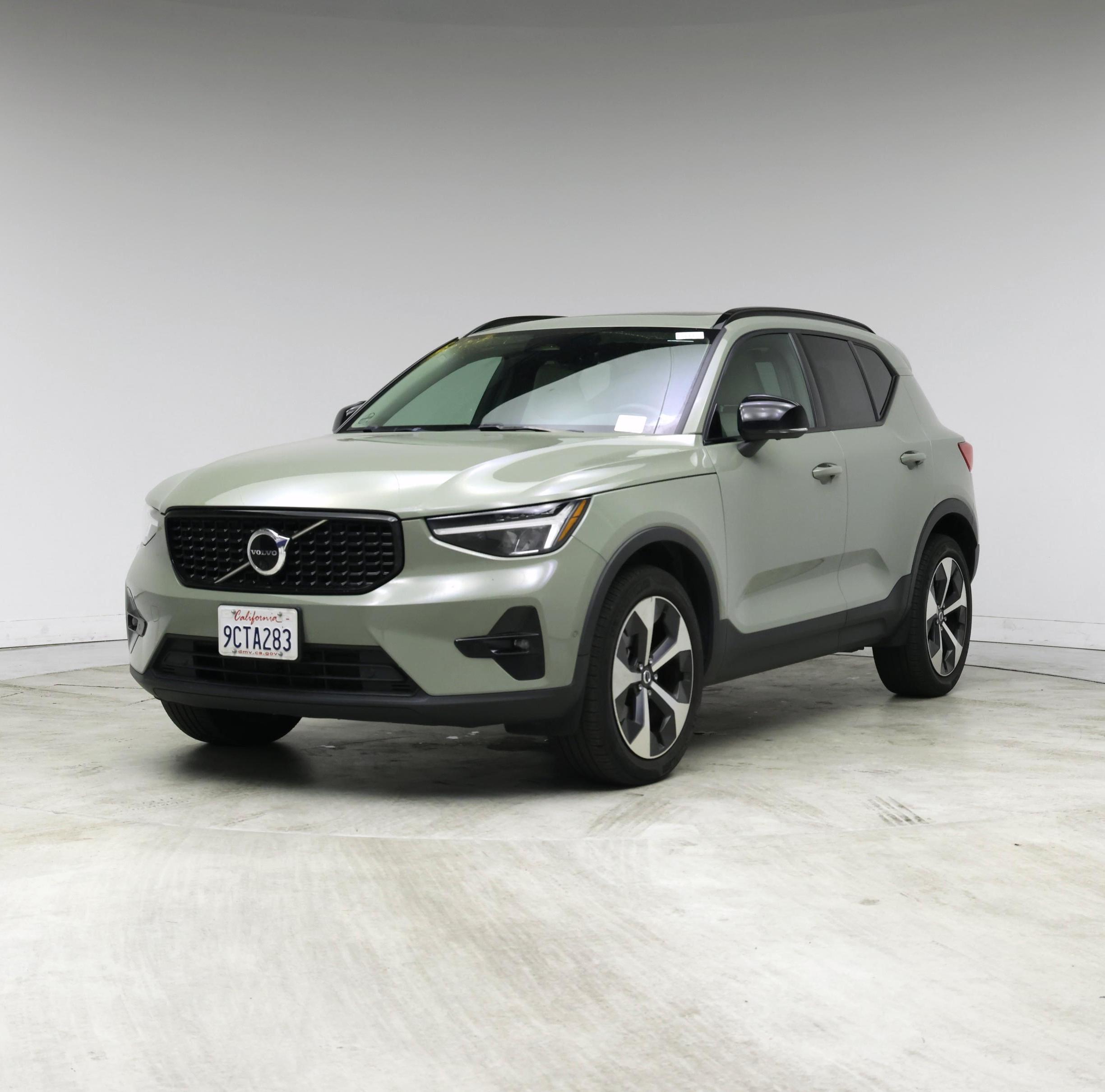 Thumbnail: 2023 Volvo XC40 - 4
