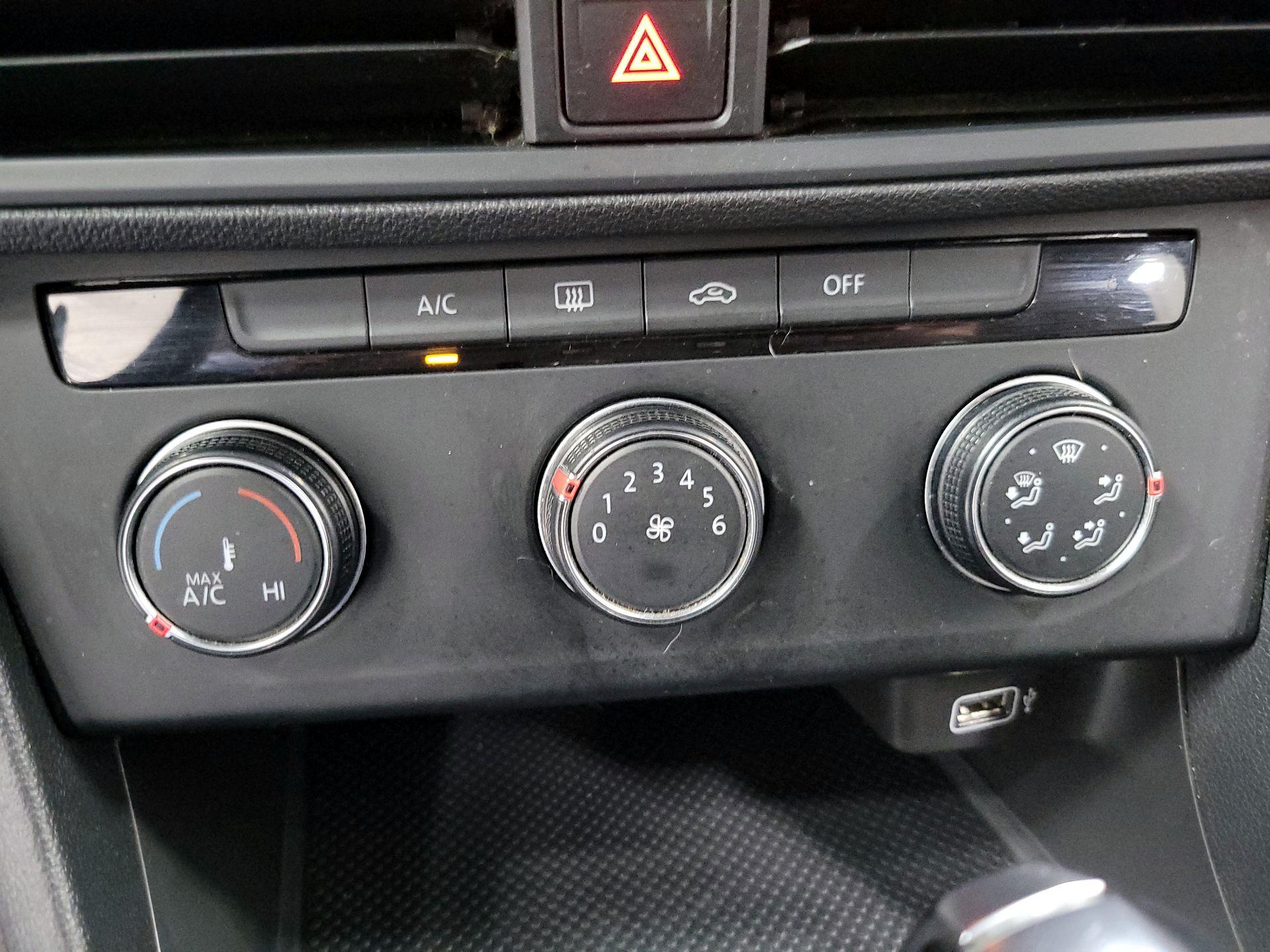 Thumbnail: 2019 Volkswagen Jetta - 16