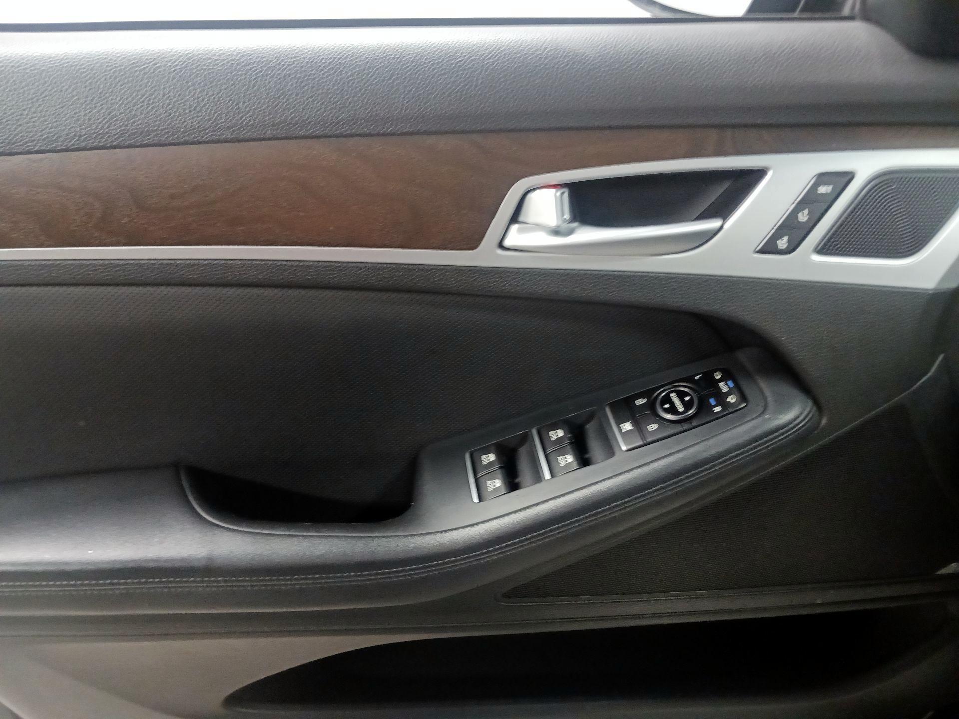 Thumbnail: 2015 Hyundai Genesis - 12