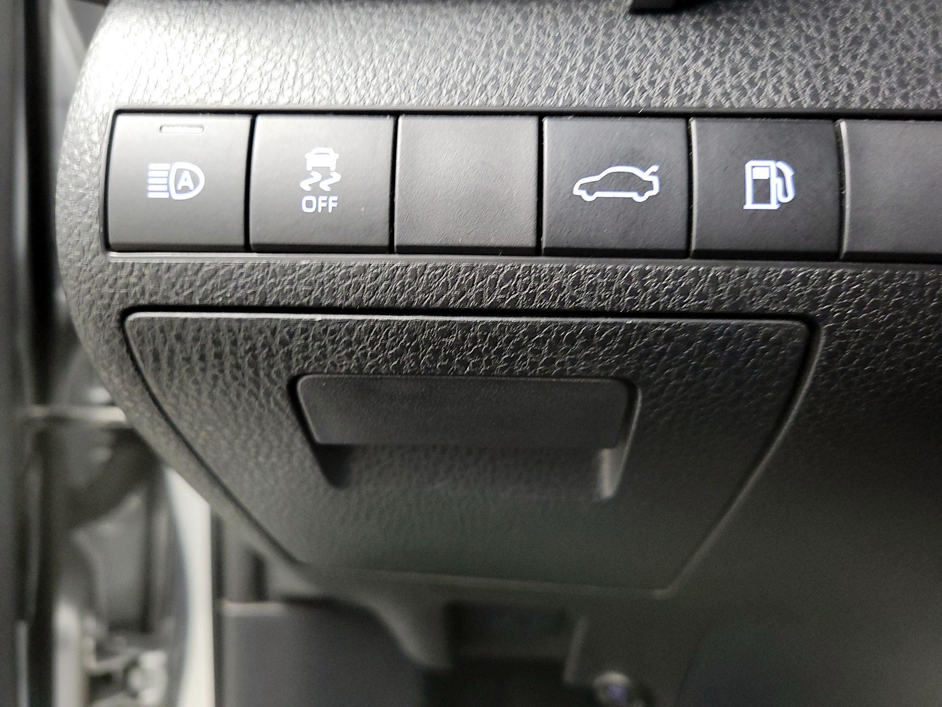 Thumbnail: 2018 Toyota Camry - 13