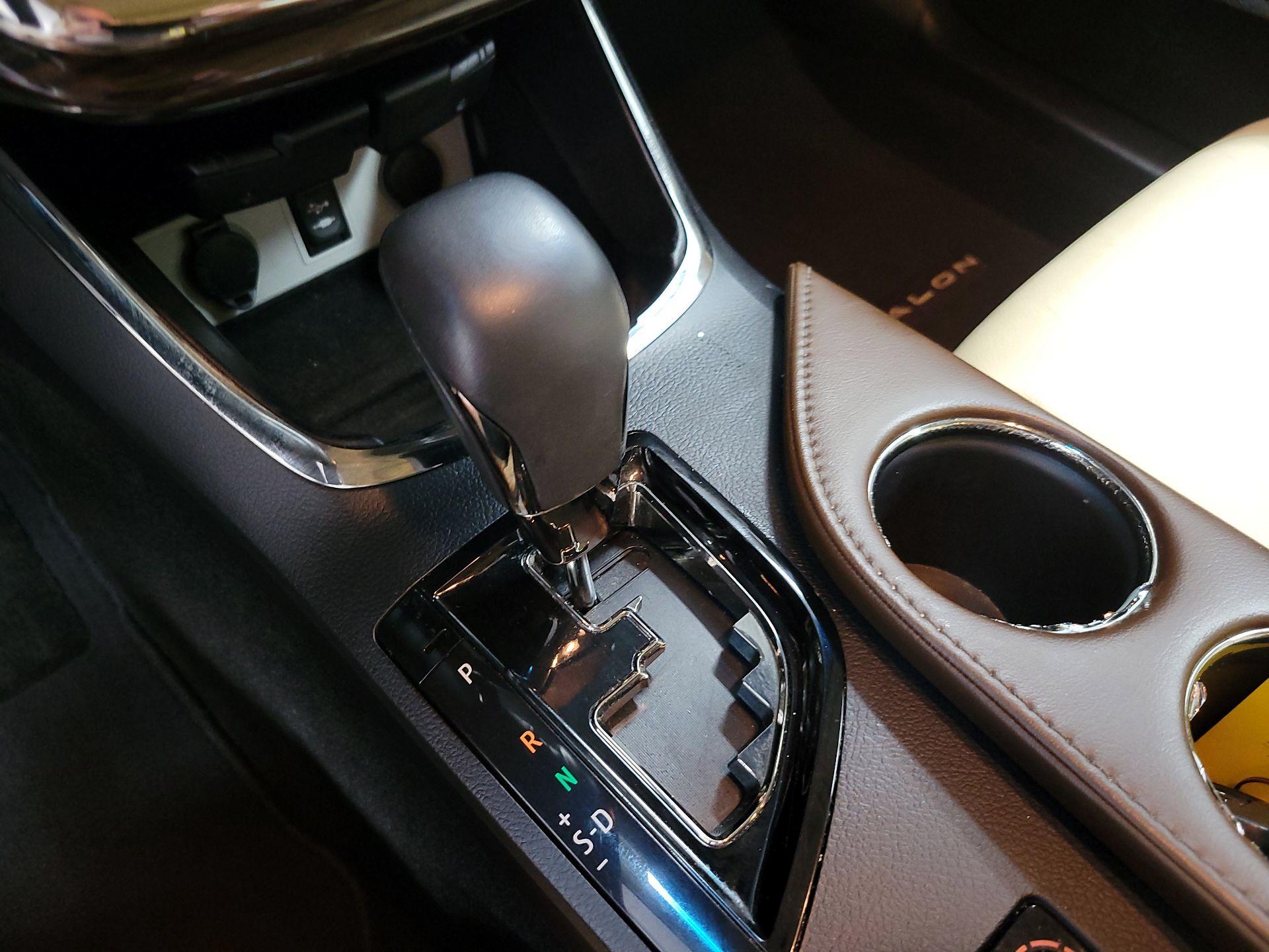 Thumbnail: 2015 Toyota Avalon - 18