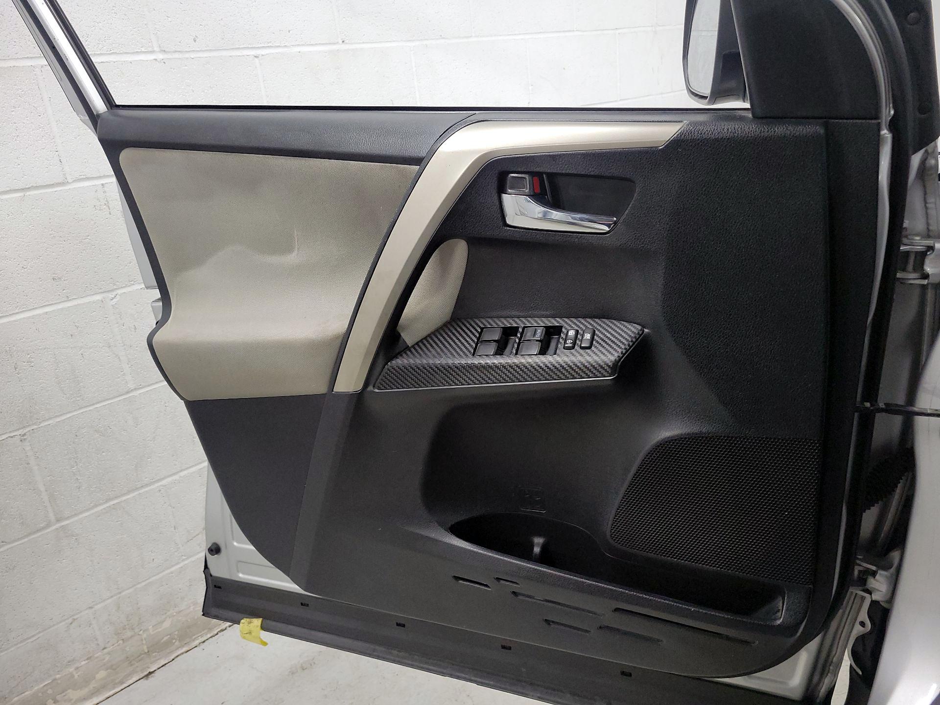 Thumbnail: 2015 Toyota RAV4 - 12