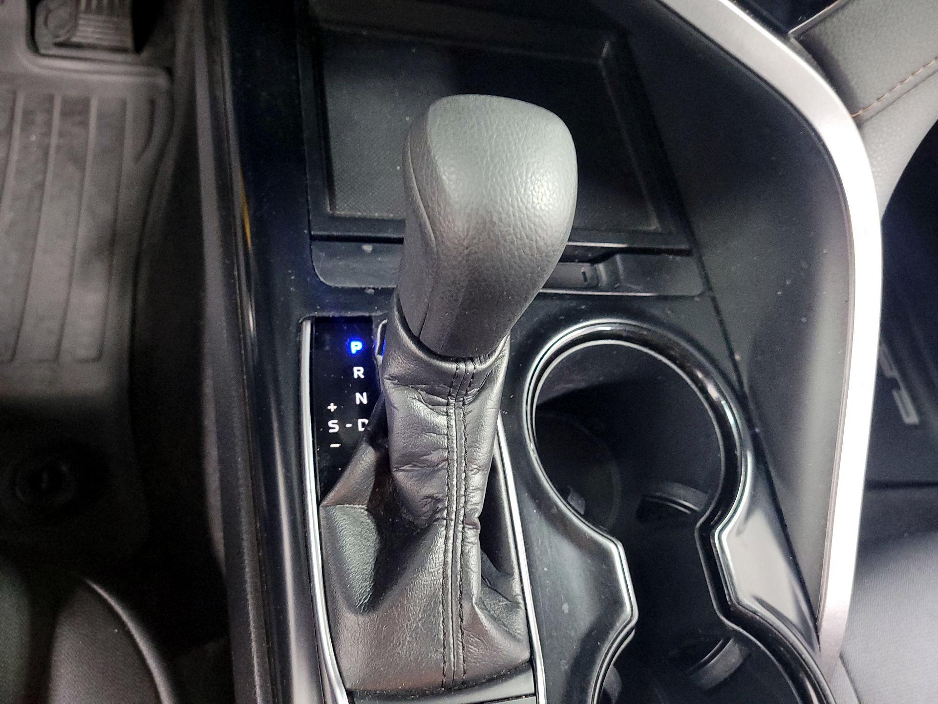 Thumbnail: 2019 Toyota Camry - 16