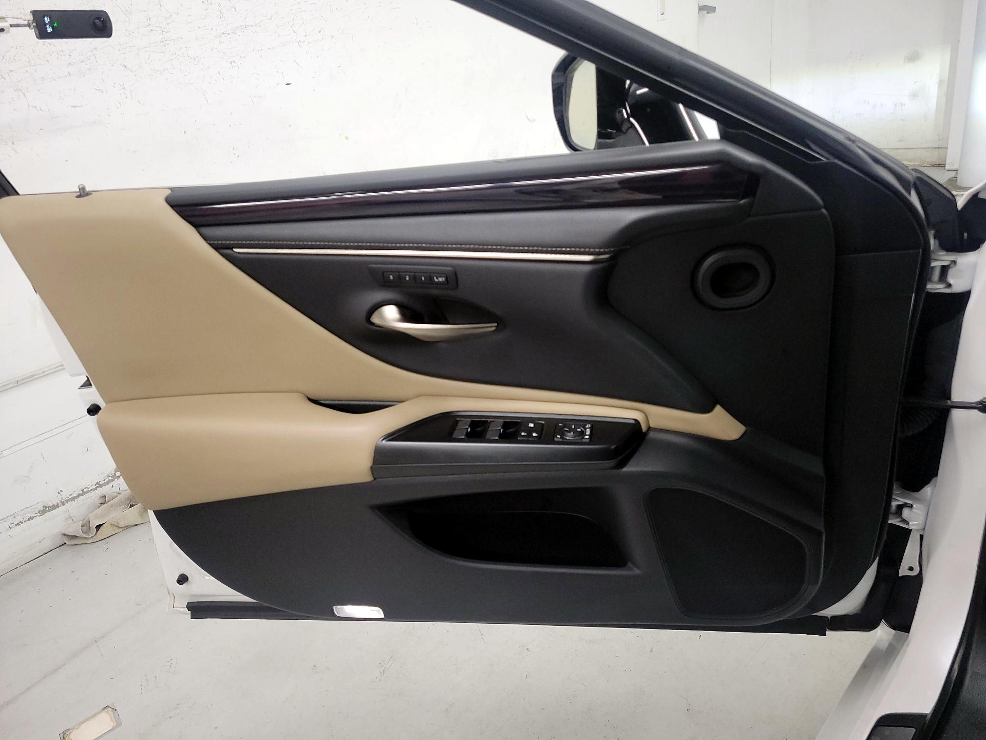 Thumbnail: 2020 Lexus ES - 12