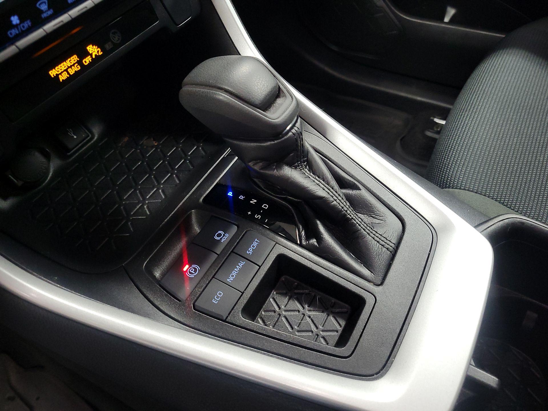 Thumbnail: 2022 Toyota RAV4 - 17