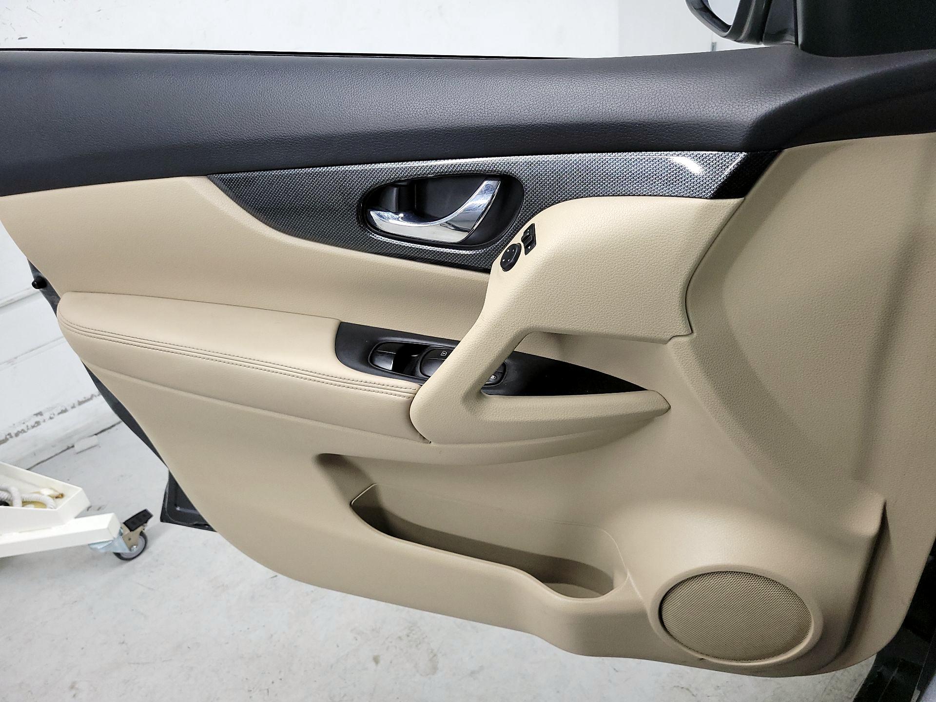 Thumbnail: 2015 Nissan Rogue - 12