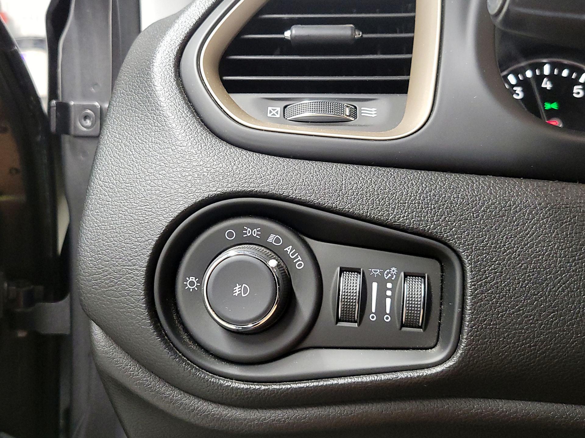 Thumbnail: 2017 Jeep Renegade - 13