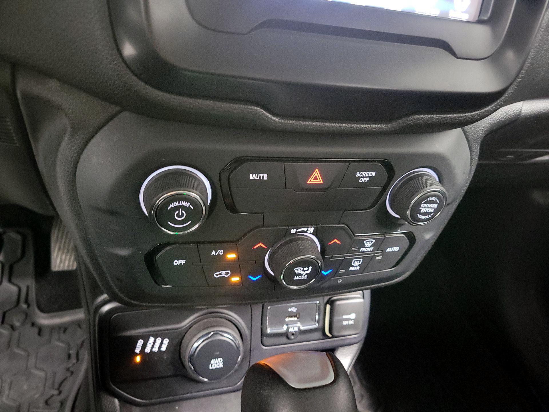 Thumbnail: 2018 Jeep Renegade - 15
