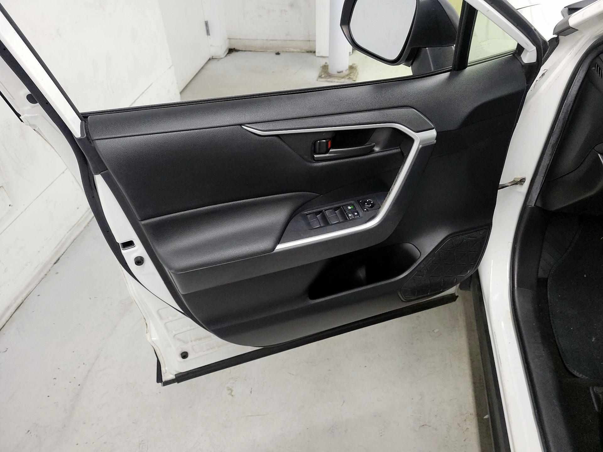 Thumbnail: 2019 Toyota RAV4 - 12