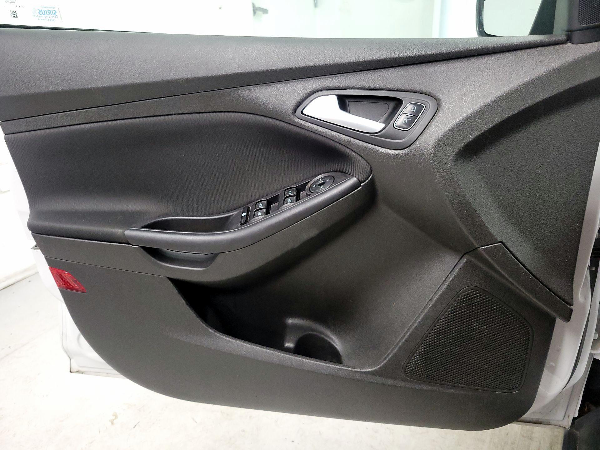 Thumbnail: 2015 Ford Focus - 12