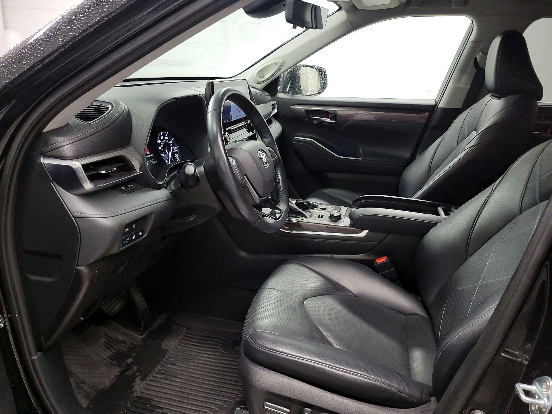 Thumbnail: 2021 Toyota Highlander - 11