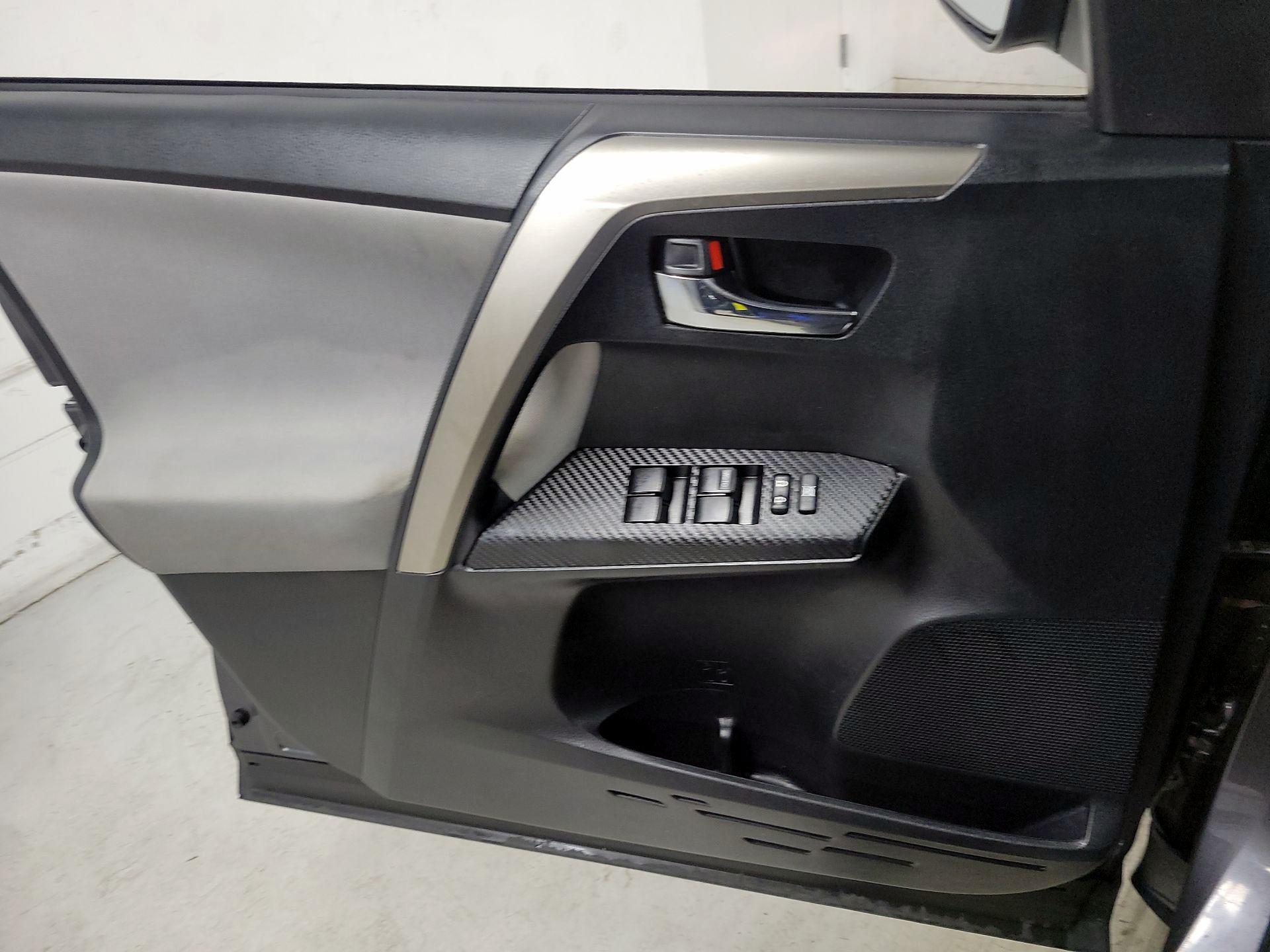 Thumbnail: 2015 Toyota RAV4 - 12