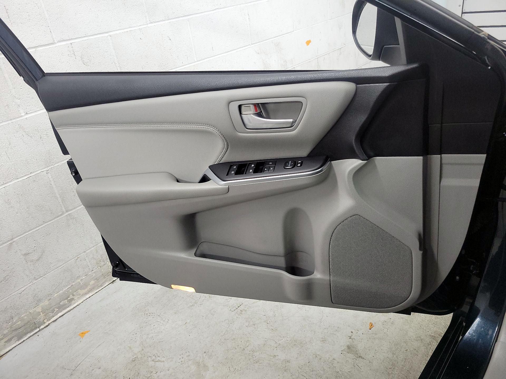 Thumbnail: 2016 Toyota Camry - 12