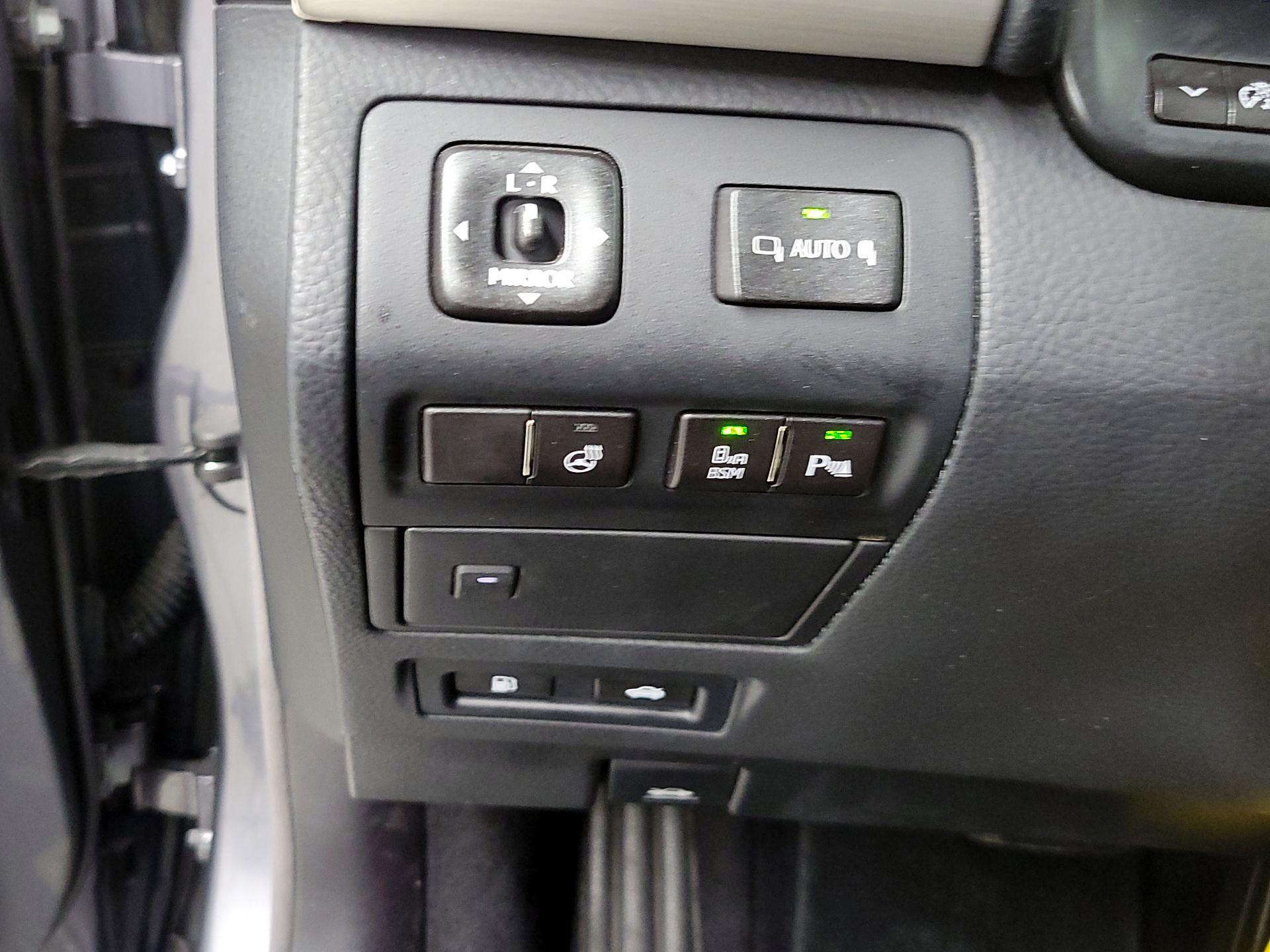 Thumbnail: 2014 Lexus LS - 13