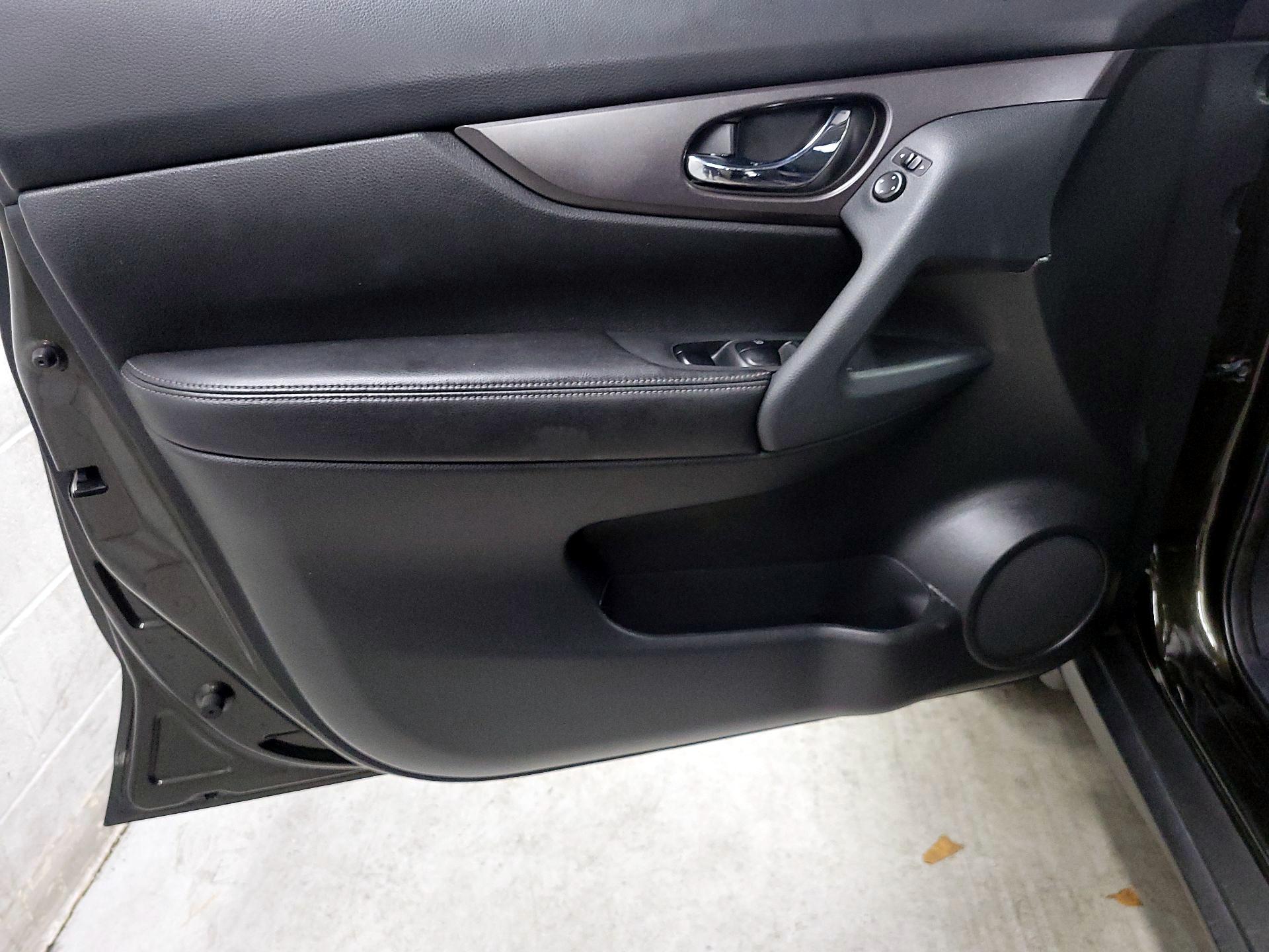 Thumbnail: 2015 Nissan Rogue - 12