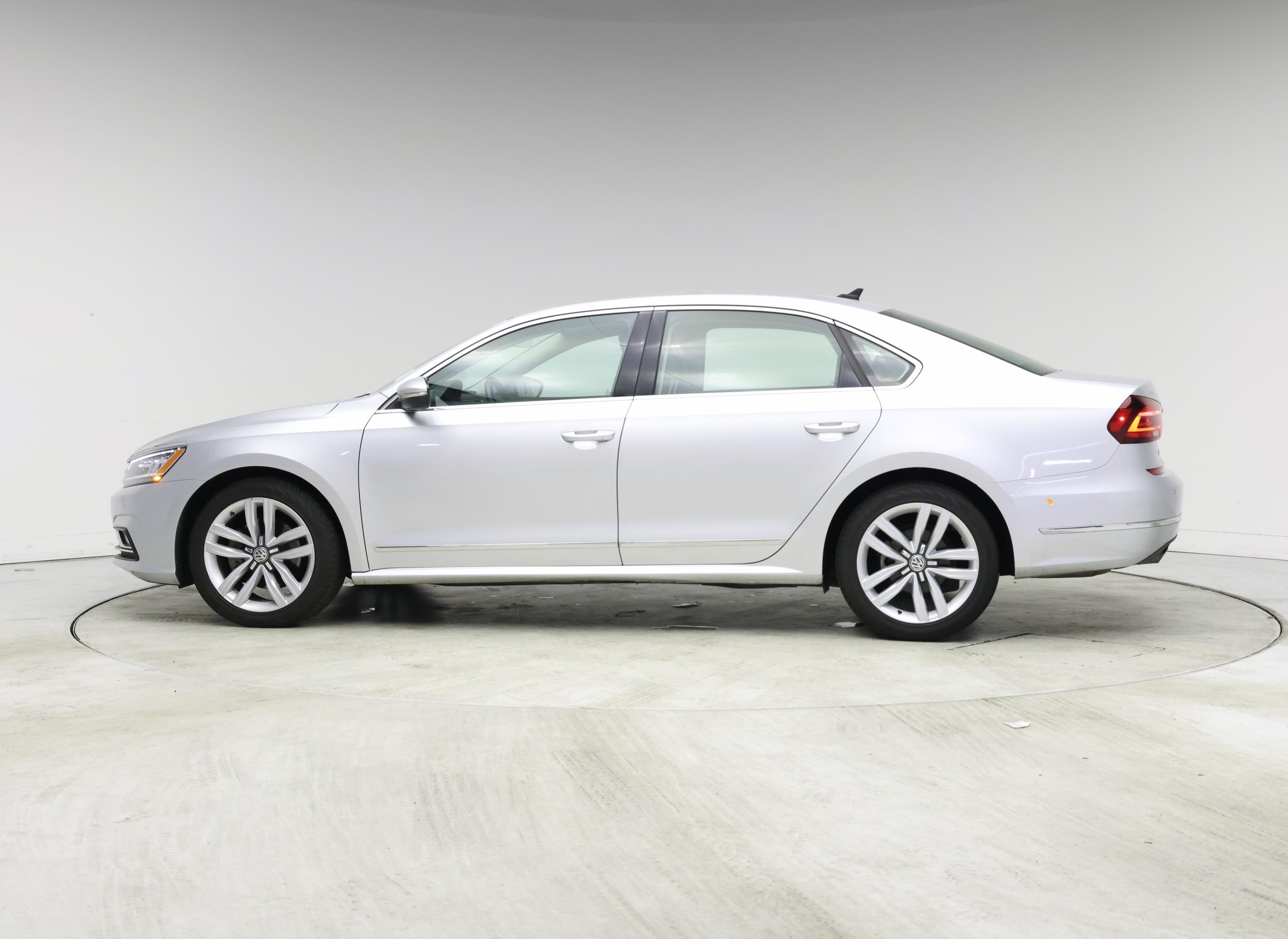 Thumbnail: 2017 Volkswagen Passat - 3