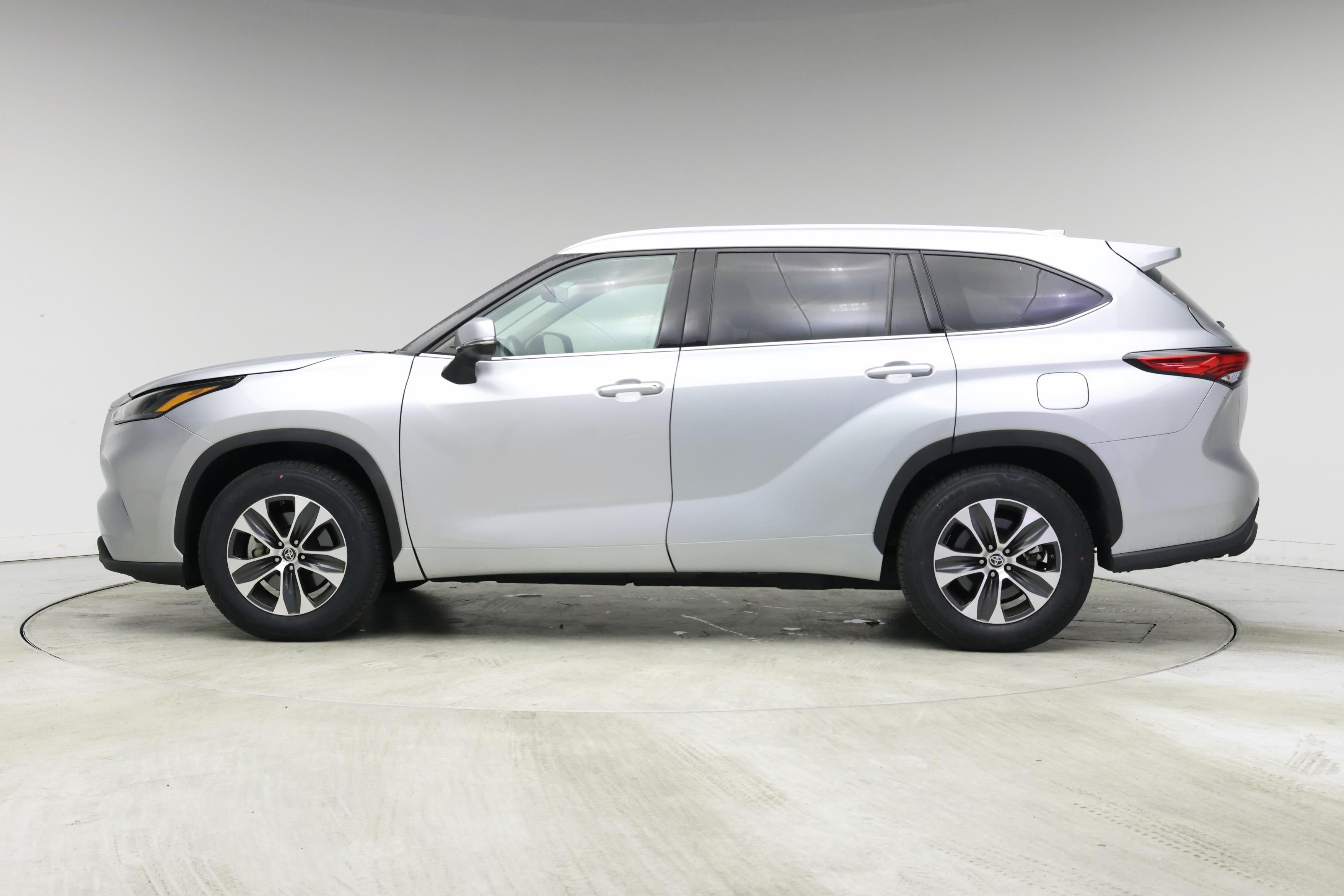 Thumbnail: 2022 Toyota Highlander - 3